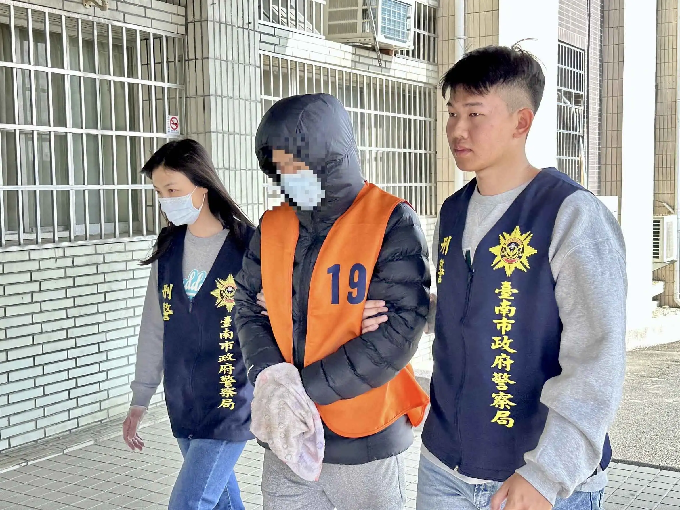 台南市刑大查獲嘉義市李姓行動毒品供應商，涉嫌販售依托咪酯、愷他命及毒咖啡包，警方搜索查扣毒品、電子菸彈、點鈔機、電子磅秤與現金，並持續追查購毒藥腳。(圖/台南市刑大提供)