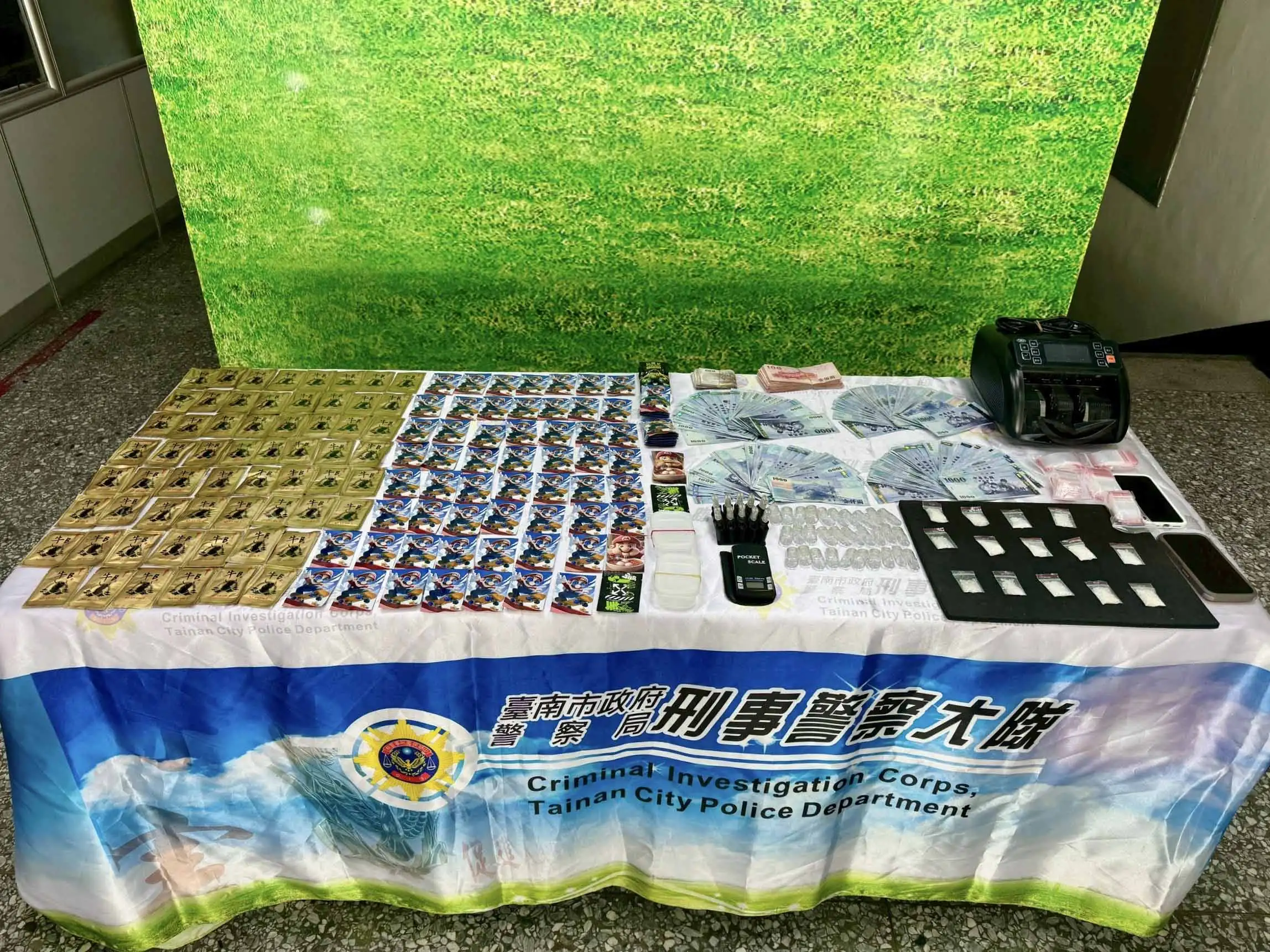 台南市刑大查獲嘉義市李姓行動毒品供應商，涉嫌販售依托咪酯、愷他命及毒咖啡包，警方搜索查扣毒品、電子菸彈、點鈔機、電子磅秤與現金，並持續追查購毒藥腳。(圖/台南市刑大提供)