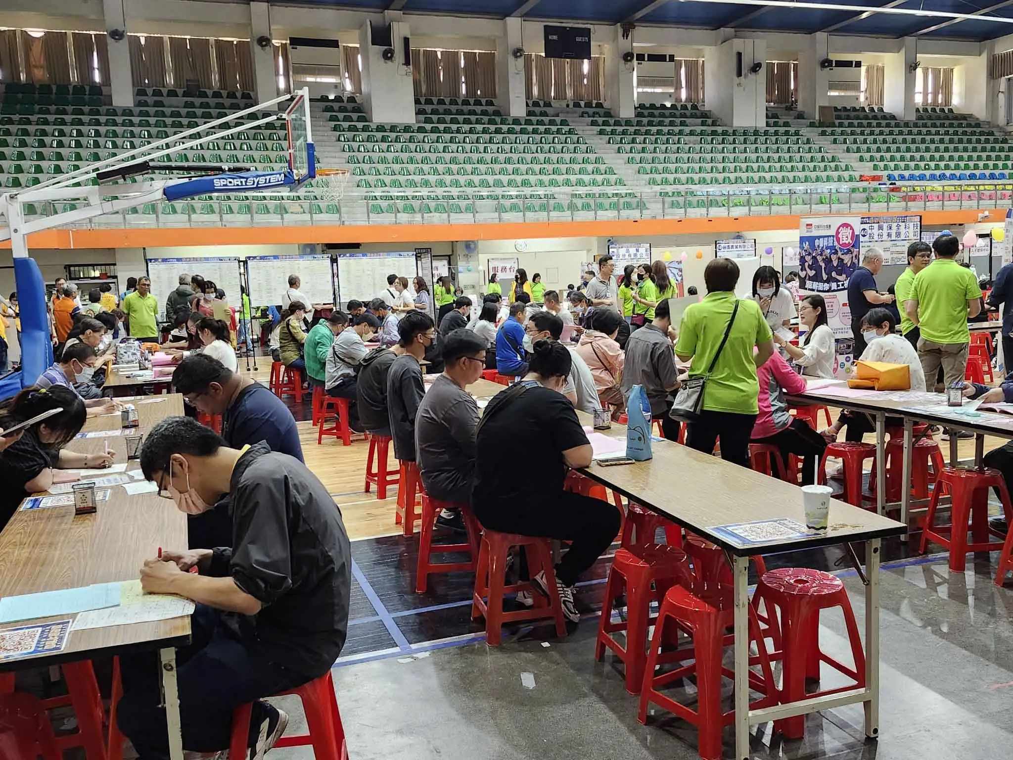 高雄市勞工局透過就業服務與職涯輔導資源，協助中高齡及高齡民眾重返職場，開創人生新篇章。（圖/高雄市勞工局提供）