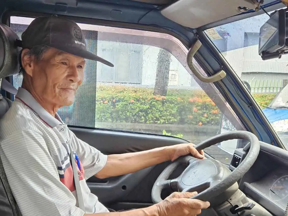 在勞工局就業服務站協助下，李大哥順利重返職場擔任貨車司機，找回生活重心與工作成就感。（圖/高雄市勞工局提供）