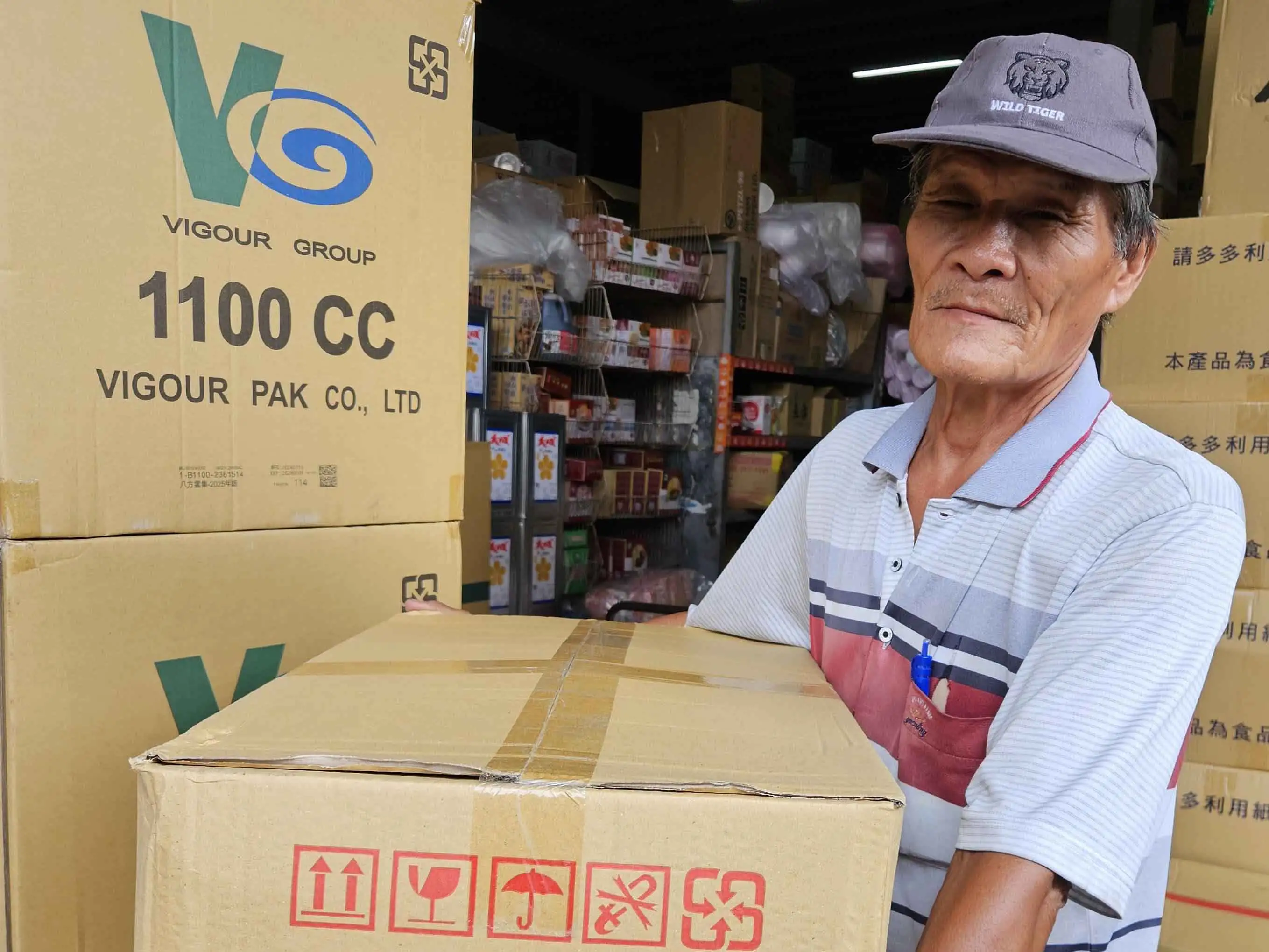 在勞工局就業服務站協助下，李大哥順利重返職場擔任貨車司機，找回生活重心與工作成就感。（圖/高雄市勞工局提供）