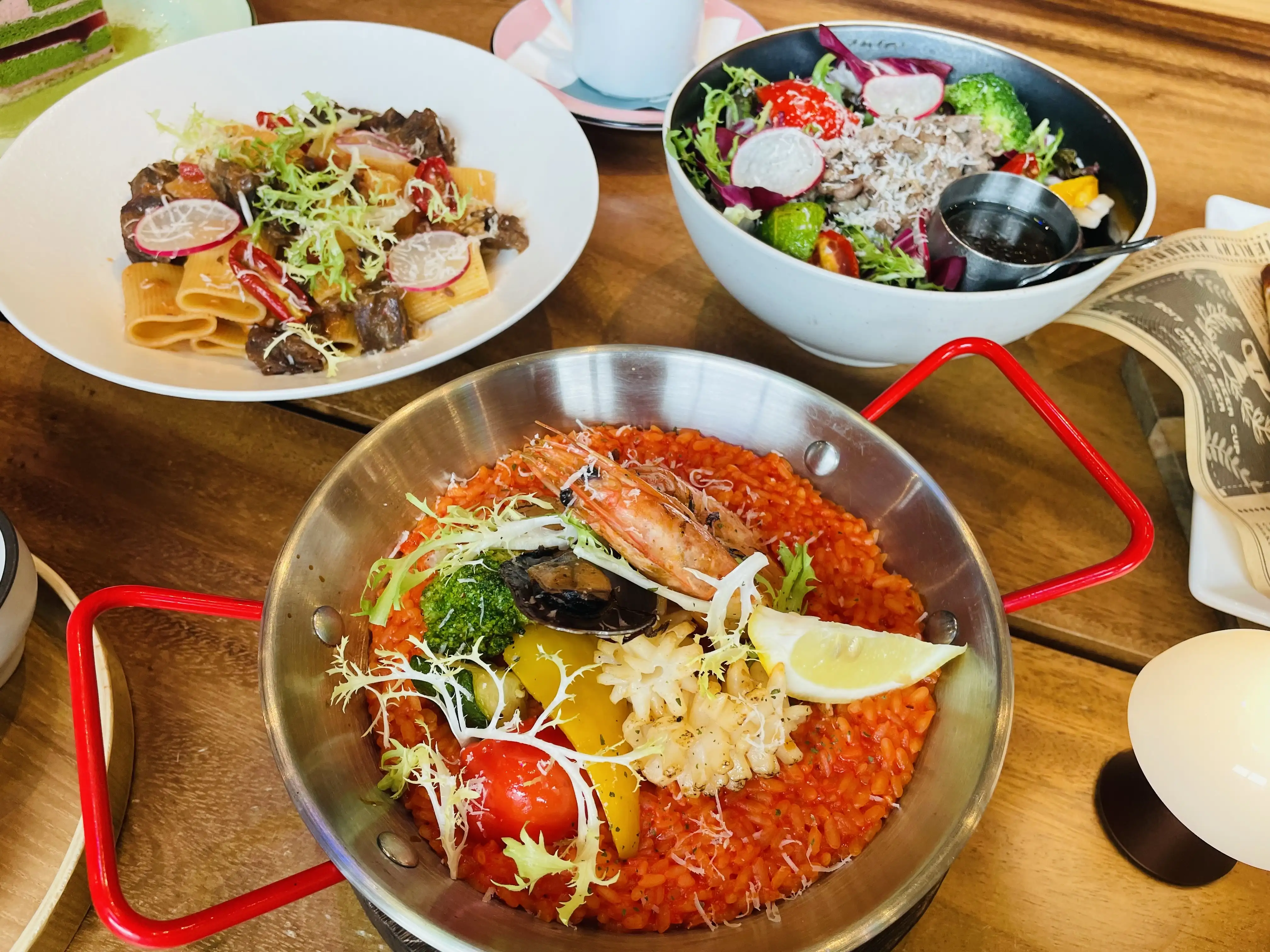 現烤燉飯、義大利麵及特色沙拉等多國料理，結合在地食材與歐式料理手法，呈現兼具視覺與味覺的餐飲體驗。(圖/記者林怡孜攝)
