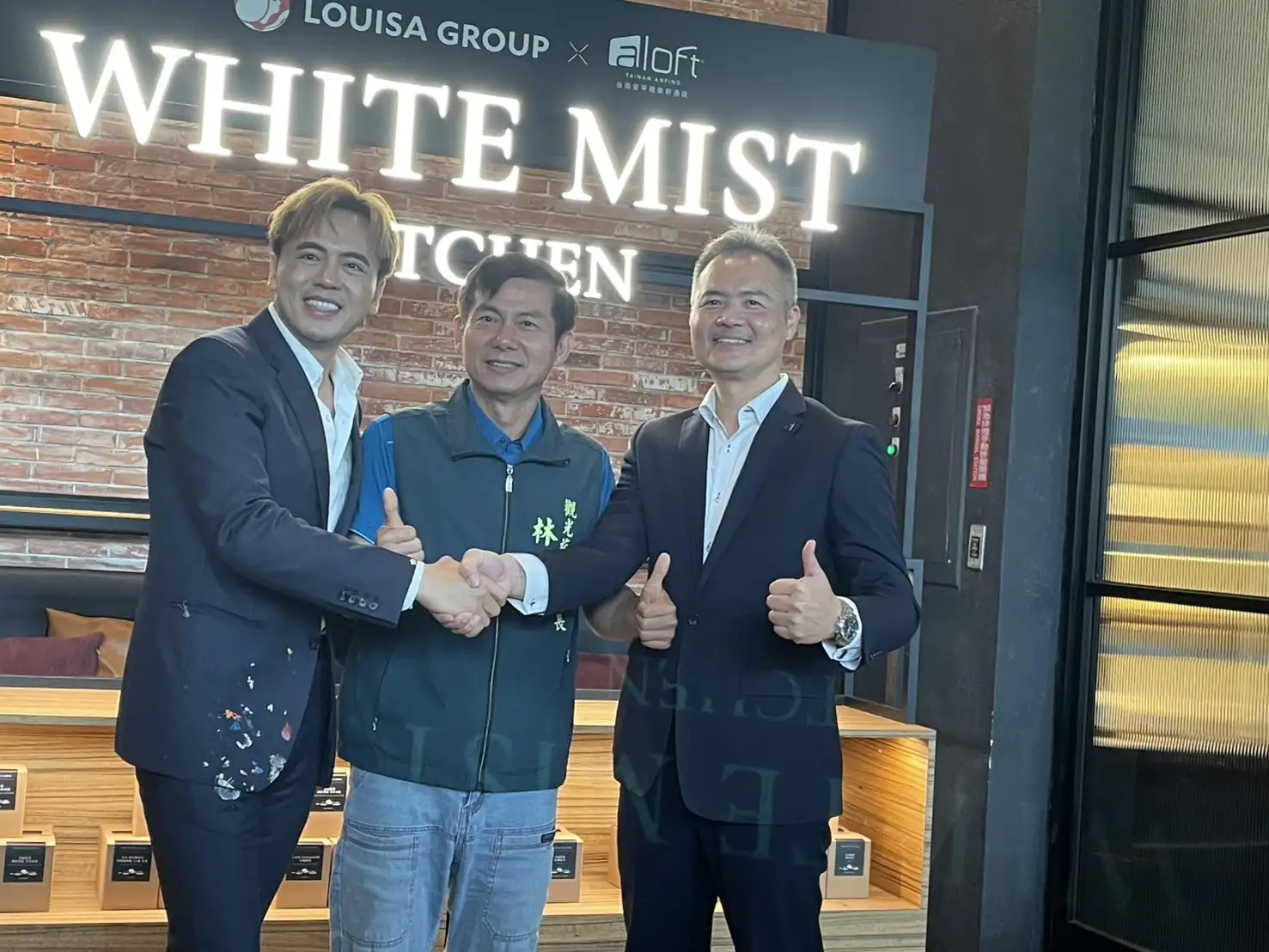 (左起)路易莎集團董事長黃銘賢、台南市觀旅局局長林國華及安平雅樂軒酒店總經理趙博恩，共同見證「白霧時光．廚房」正式進駐台南安平雅樂軒酒店，攜手打造兼具美食、咖啡與生活美學的全新餐飲空間。(圖/記者林怡孜攝)