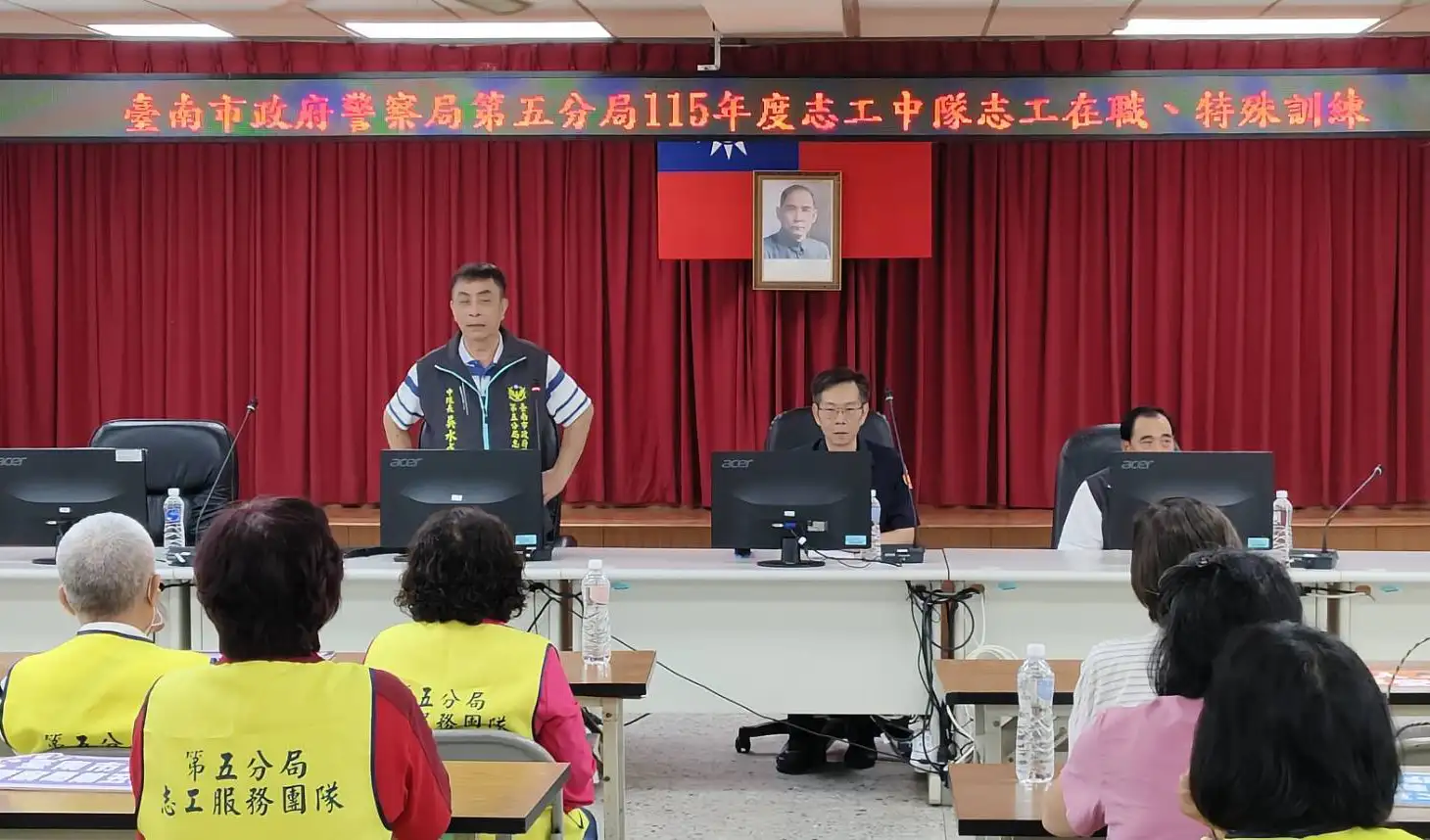 新任志工中隊長吳水成出席第五分局年度志工在職教育訓練，並感謝志工無私奉獻。(圖/第五分局提供)
