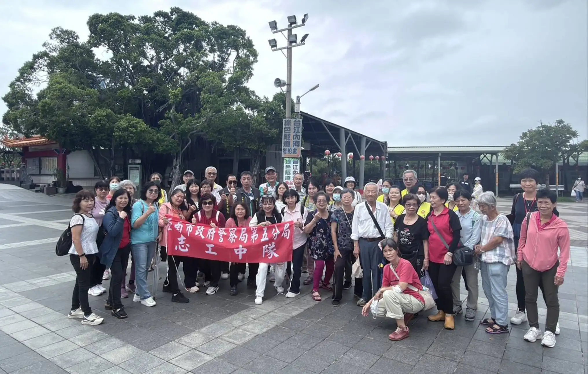 第五分局志工團前往國立台灣歷史博物館參訪合影。(圖/第五分局提供)