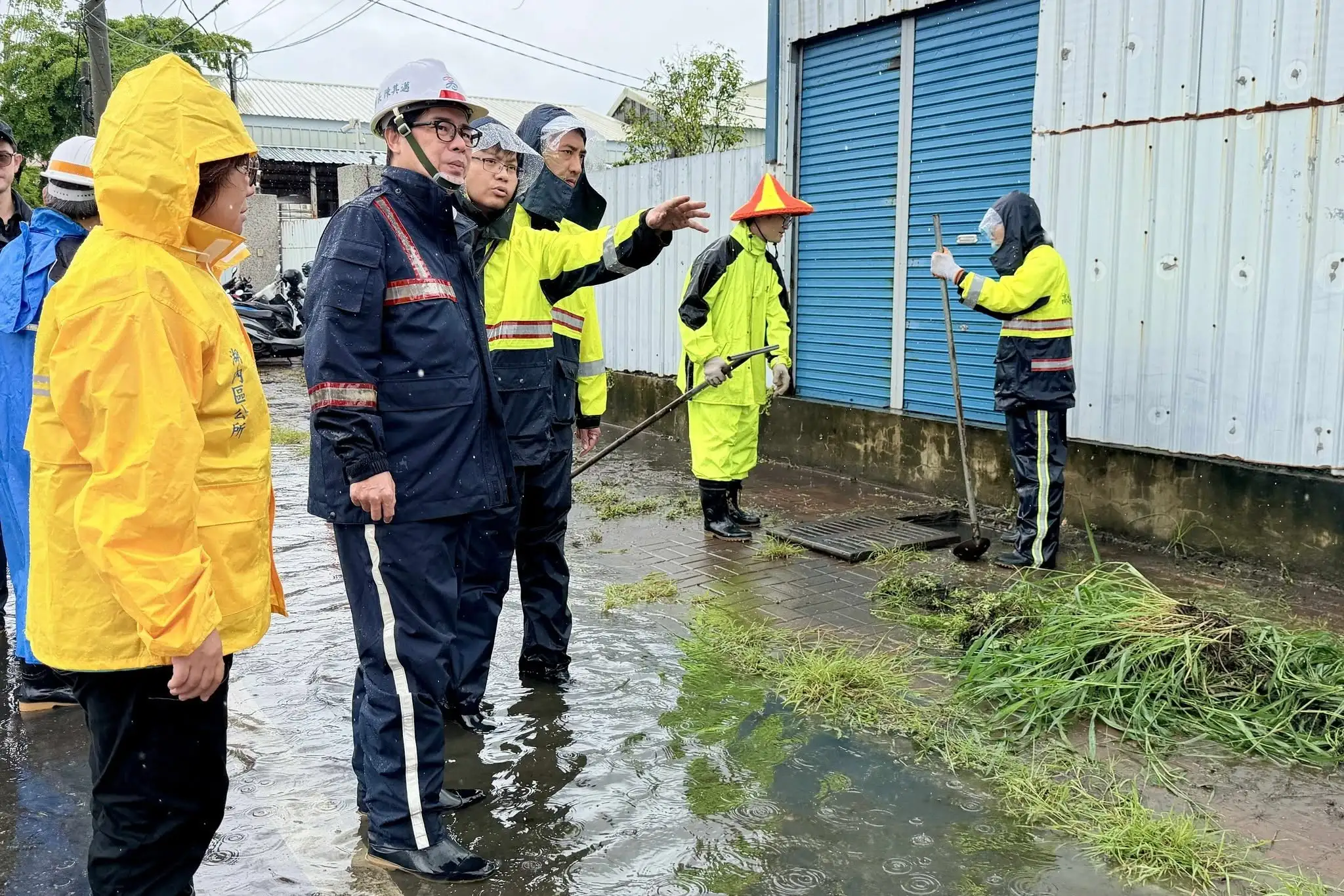 市長陳其邁前往茄萣區視察茄萣大排排洪狀況及防潮閘門規劃進度。（圖/高雄市水利局提供）