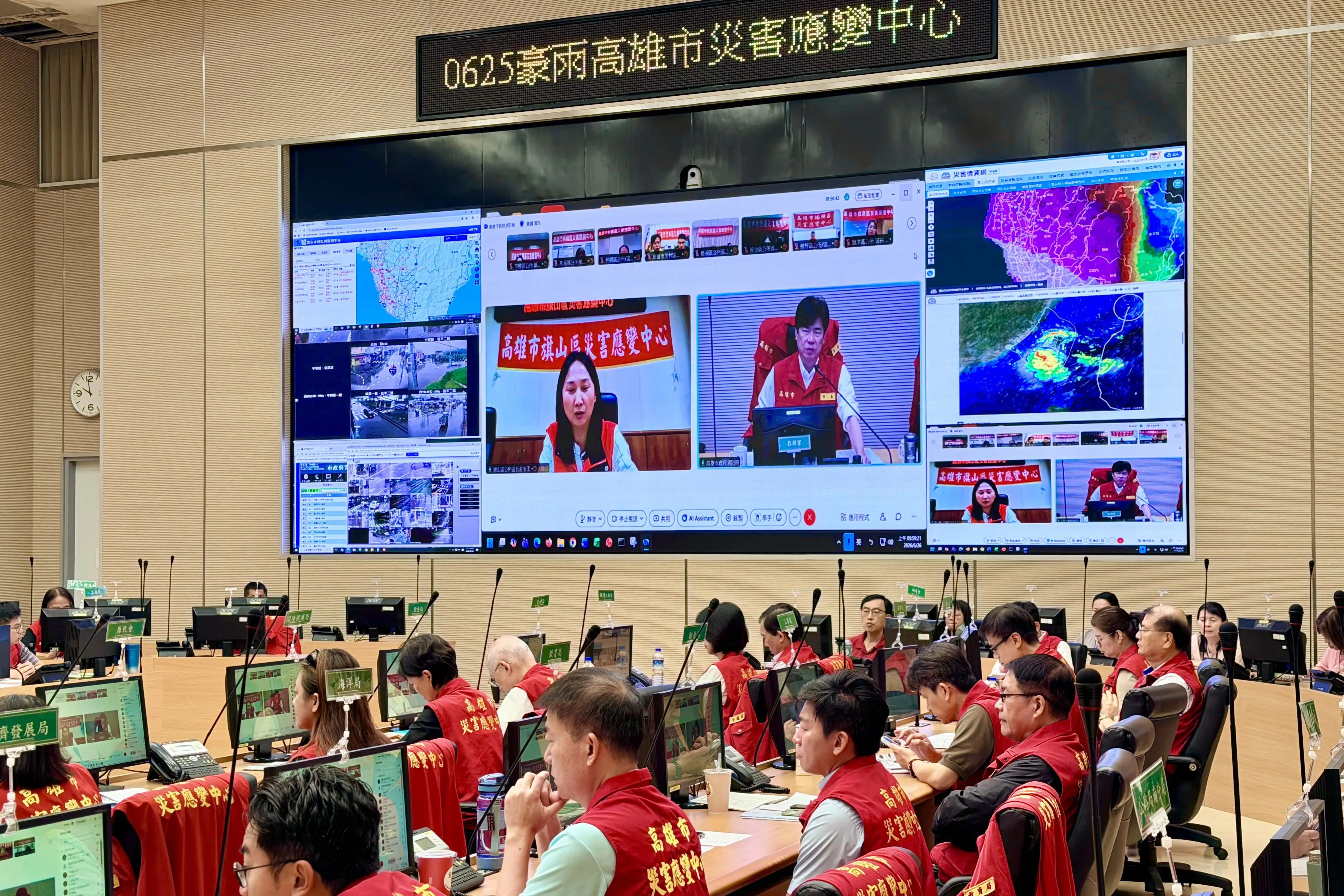 市長陳其邁召開豪雨第一次工作會議，聽取簡報並與區公所視訊連線，以掌握各區降雨及整備情形，他並指示各機關確保民眾生命財產安全。（圖/高雄市政府提供）