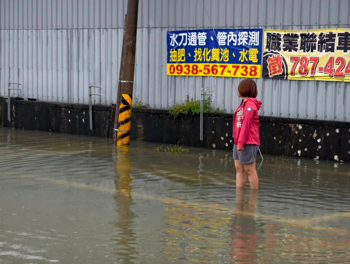 高雄市議員邱于軒表示，25日晚間豪雨造成大寮、林園多處積淹水，就連服務處也出現積水，災情相當嚴重。（圖/取自邱于軒臉書）