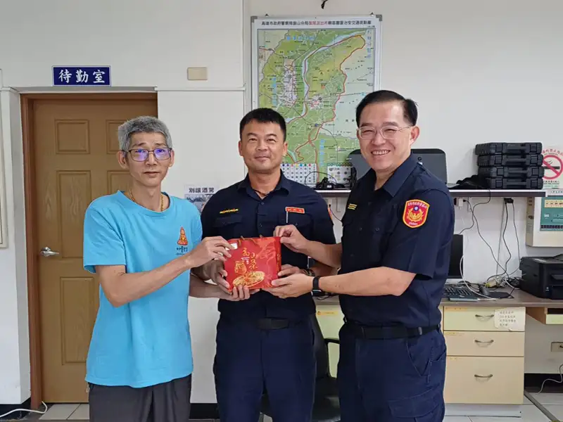 妙善觀音慈善會慰勞旗山警 贈茶感謝豪雨期間堅守崗位