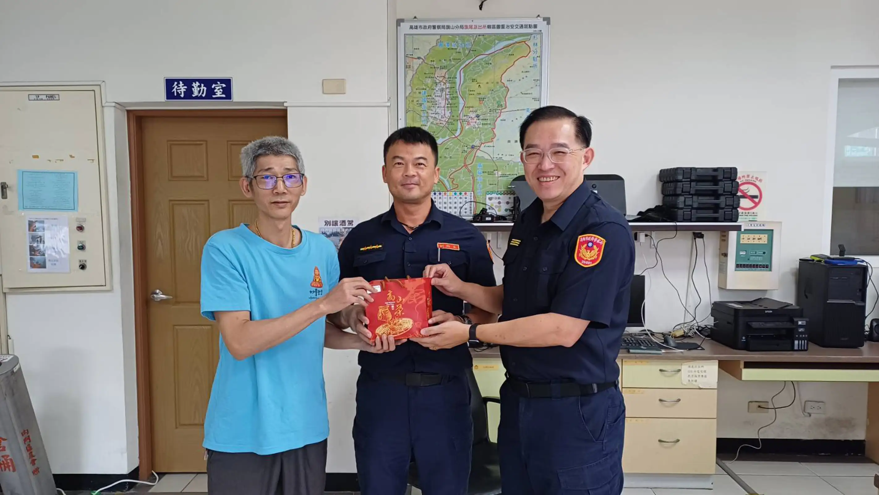 高雄市妙善觀音慈善會前往旗山警分局旗尾派出所等6個分駐（派出）所，致贈茶葉慰勞第一線員警，感謝豪雨期間堅守崗位、守護家園。（圖/妙善觀音慈善會提供）
