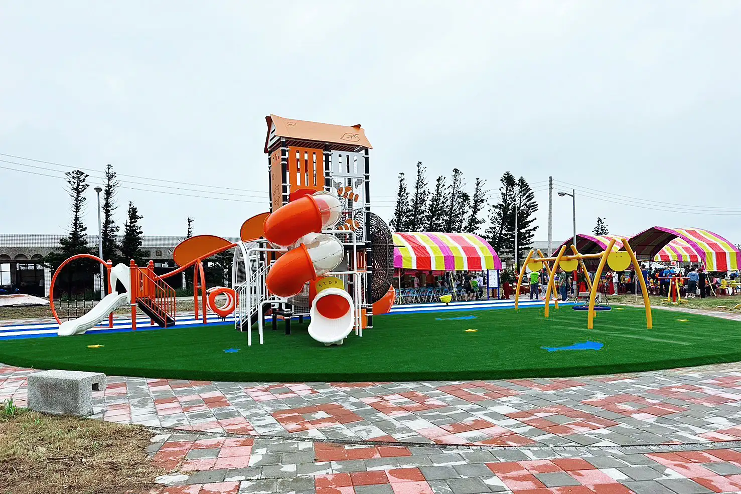 嵵裡水仙公園小丑魚遊憩設施正式啟用，園區以海洋意象打造多元遊具與親子遊戲空間，成為馬公南環休閒新亮點。(圖/馬公市公所提供)
