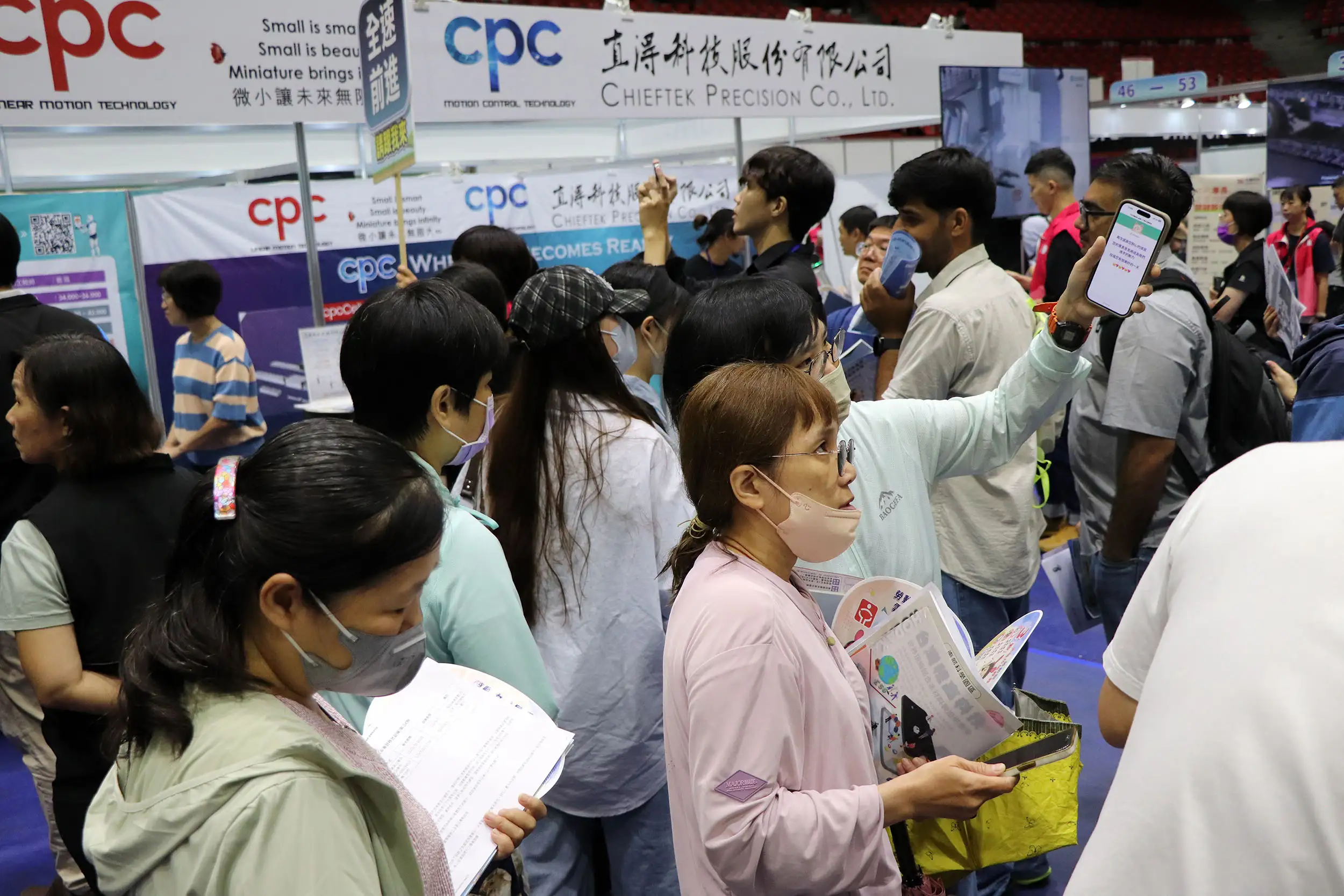 成大中正堂舉辦雲嘉南區就業博覽會，58家企業提供逾3500個職缺，畢業生及轉職民眾把握機會踴躍求職。(圖/雲嘉南分署提供)