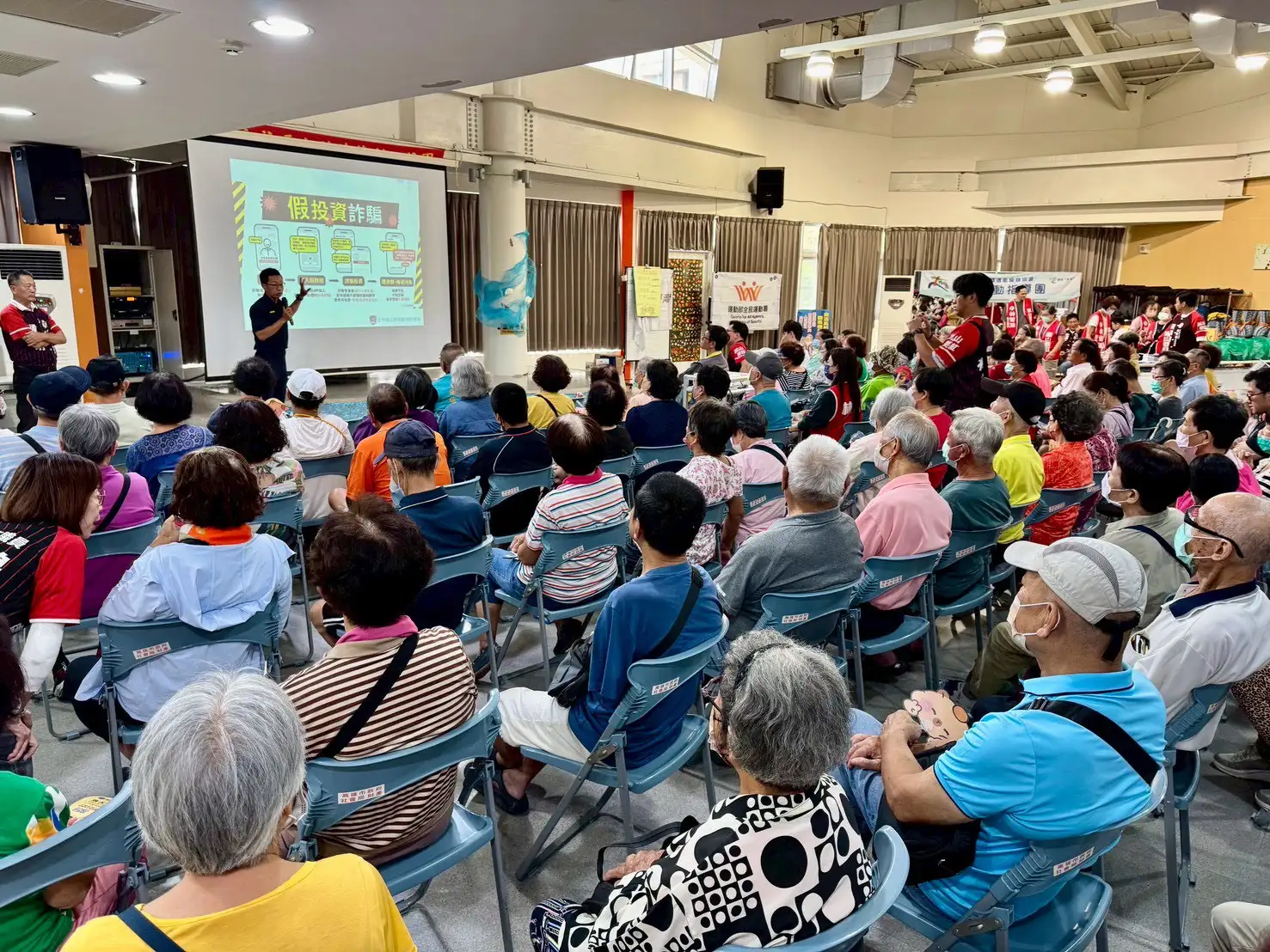 小港醫院物理治療師吳宥緯帶領長者進行肌力訓練與健康操，協助預防肌少症及跌倒風險，現場互動熱烈。（圖/林智鴻辦公室提供）