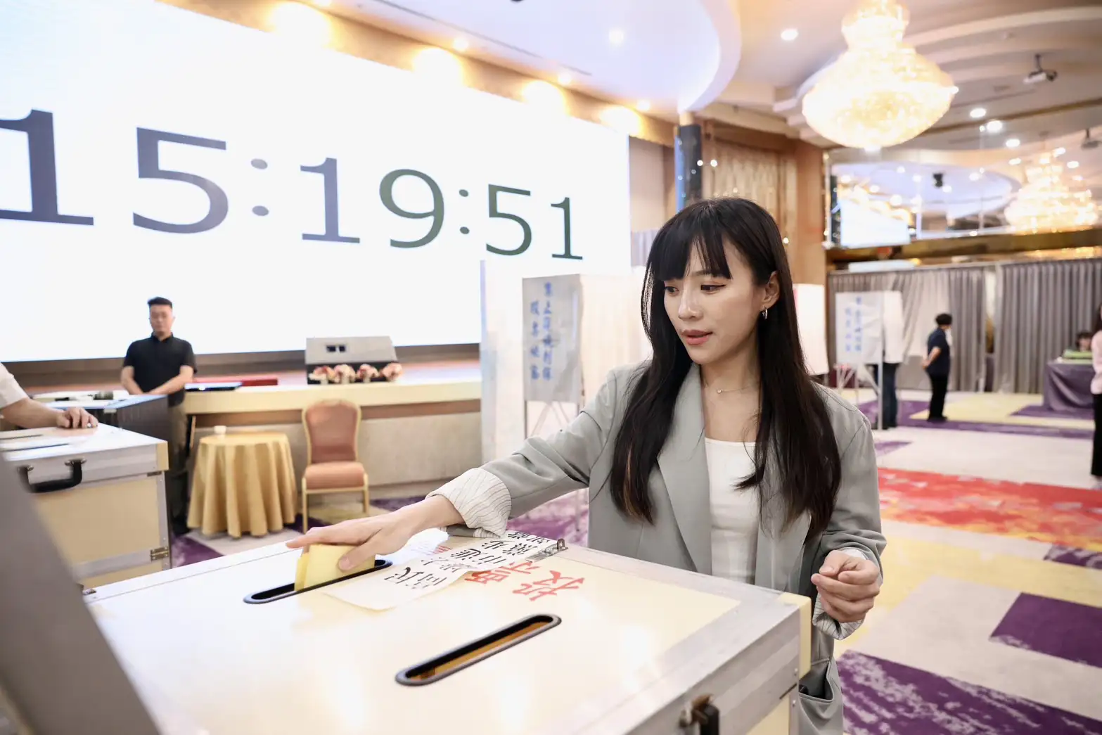 民進黨高雄市黨部28日舉行第9屆黨員代表大會暨執行委員、評議委員改選大會，主委黃捷投下神聖一票。（圖/民進黨高雄市黨部提供）