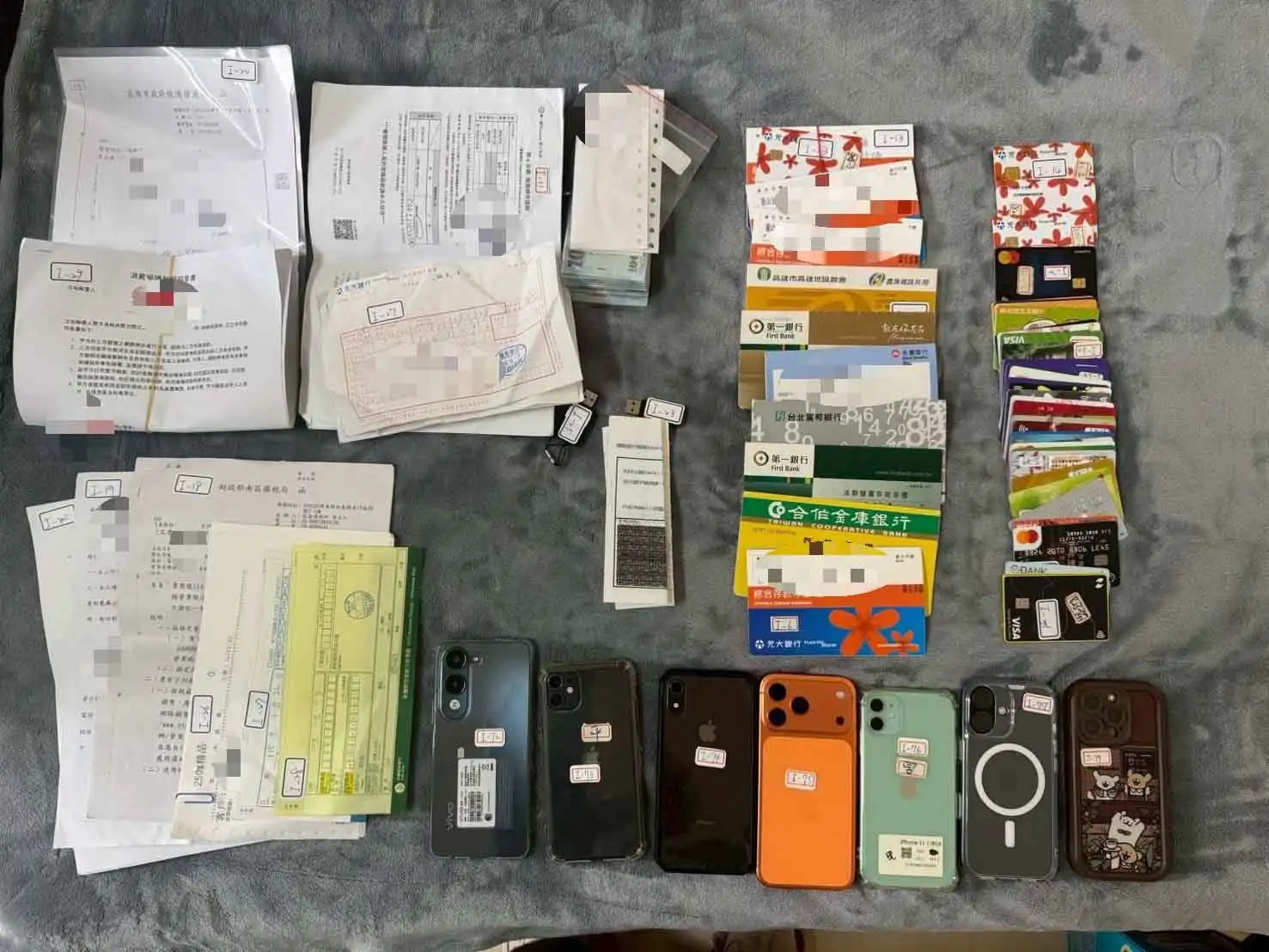 高雄市警局科技犯罪偵查隊偵破利用人頭公司掩護洗錢的犯罪集團，初步清查洗錢金額超過4.4億元，並查扣大量金融帳戶、金融卡、手機及現金等證物，全案持續擴大偵辦。(圖/高雄市警察局科技犯罪偵查隊提供)