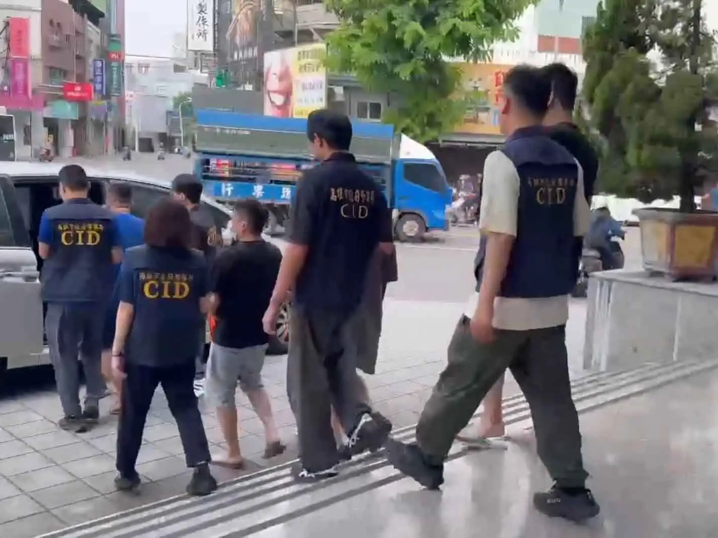 高雄市警局科技犯罪偵查隊偵破利用人頭公司掩護洗錢的犯罪集團，初步清查洗錢金額超過4.4億元，並查扣大量金融帳戶、金融卡、手機及現金等證物，全案持續擴大偵辦。(圖/高雄市警察局科技犯罪偵查隊提供)