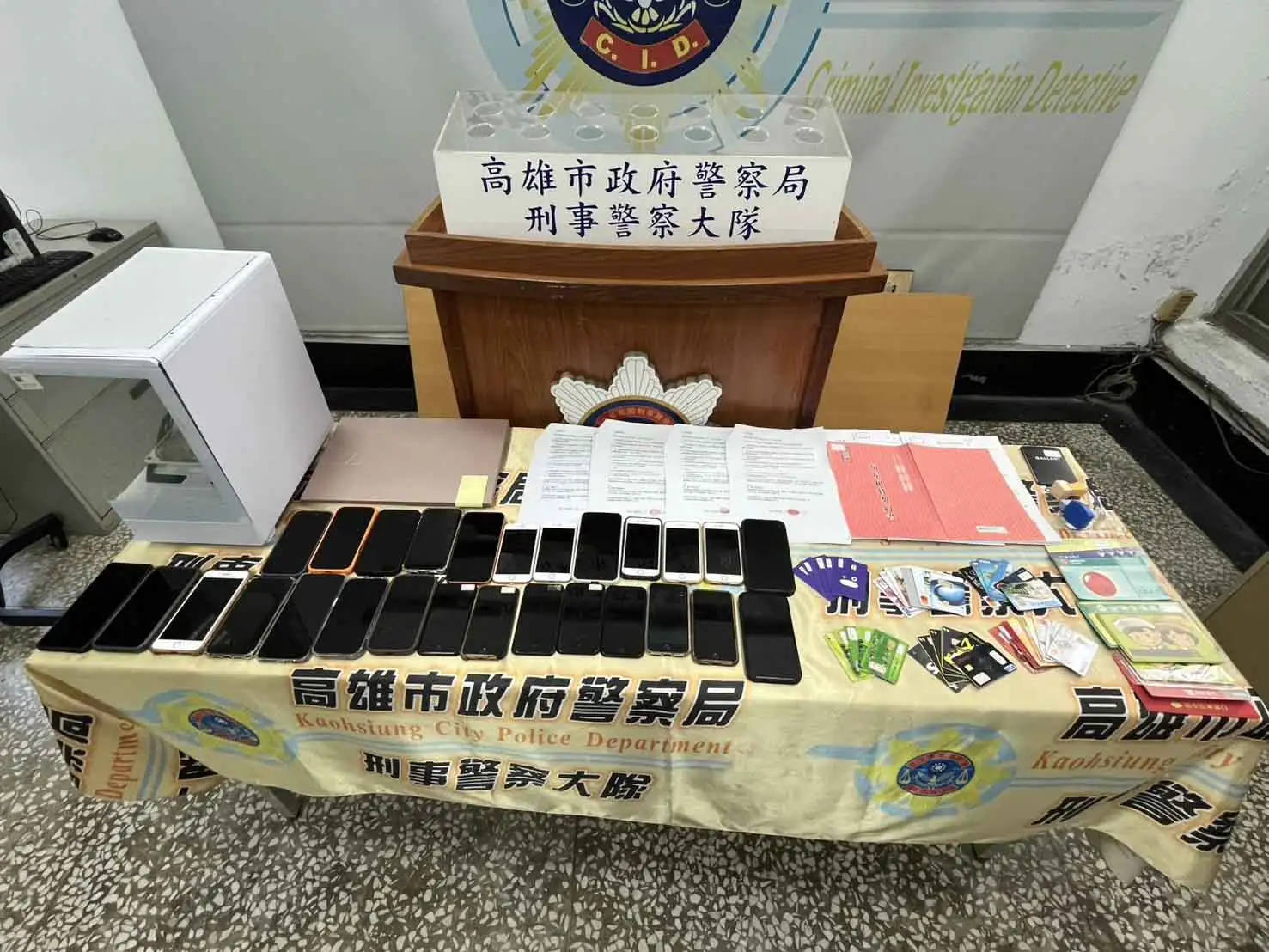 高雄市警局科技犯罪偵查隊偵破利用人頭公司掩護洗錢的犯罪集團，初步清查洗錢金額超過4.4億元，並查扣大量金融帳戶、金融卡、手機及現金等證物，全案持續擴大偵辦。(圖/高雄市警察局科技犯罪偵查隊提供)