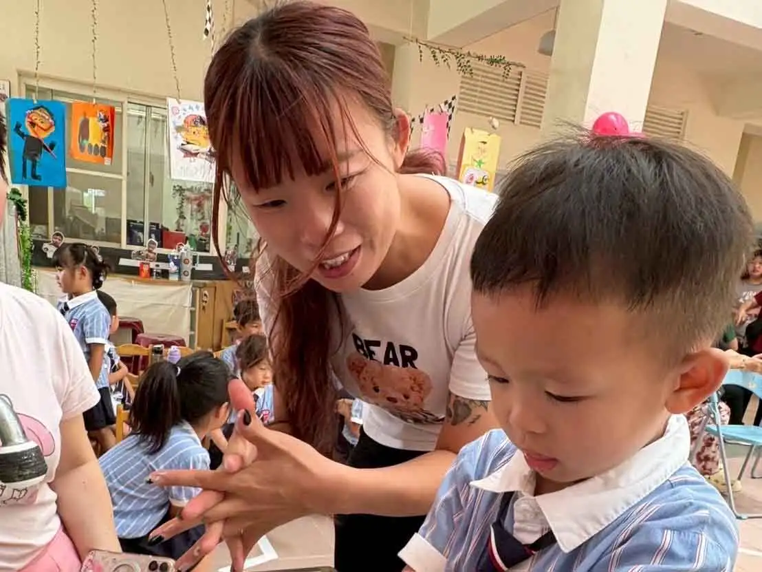 嘉義縣東石鄉衛生所舉辦親子洗手比賽暨腸病毒宣導活動，透過趣味闖關教導幼兒正確洗手五步驟及七字訣，提升家庭防疫意識，共築腸病毒防護網。(圖/嘉義縣東石鄉衛生所提供)
