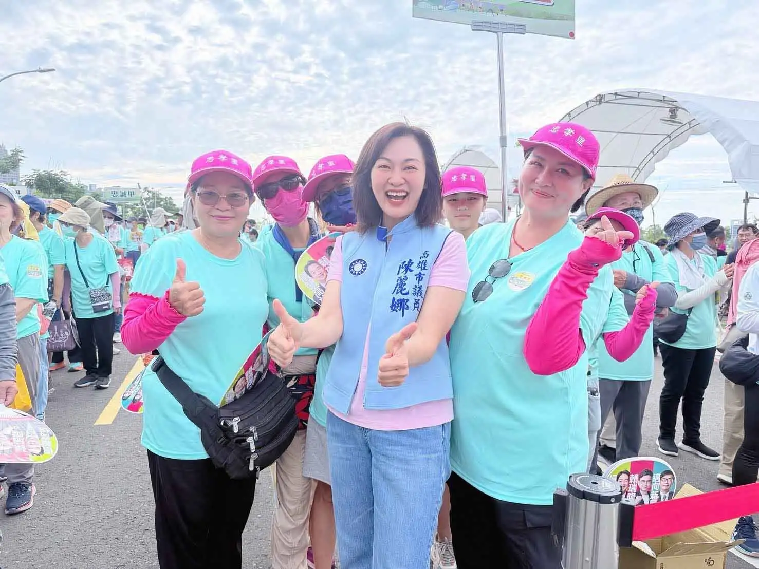 高雄市議員陳麗娜表示，高雄市政府7月起實施敬老卡福利新制，雖整體福利提升，但取消公車免費搭乘、改採扣點制度，形同畫蛇添足，呼籲市府維持敬老公車免費政策。（圖/陳麗娜提供）