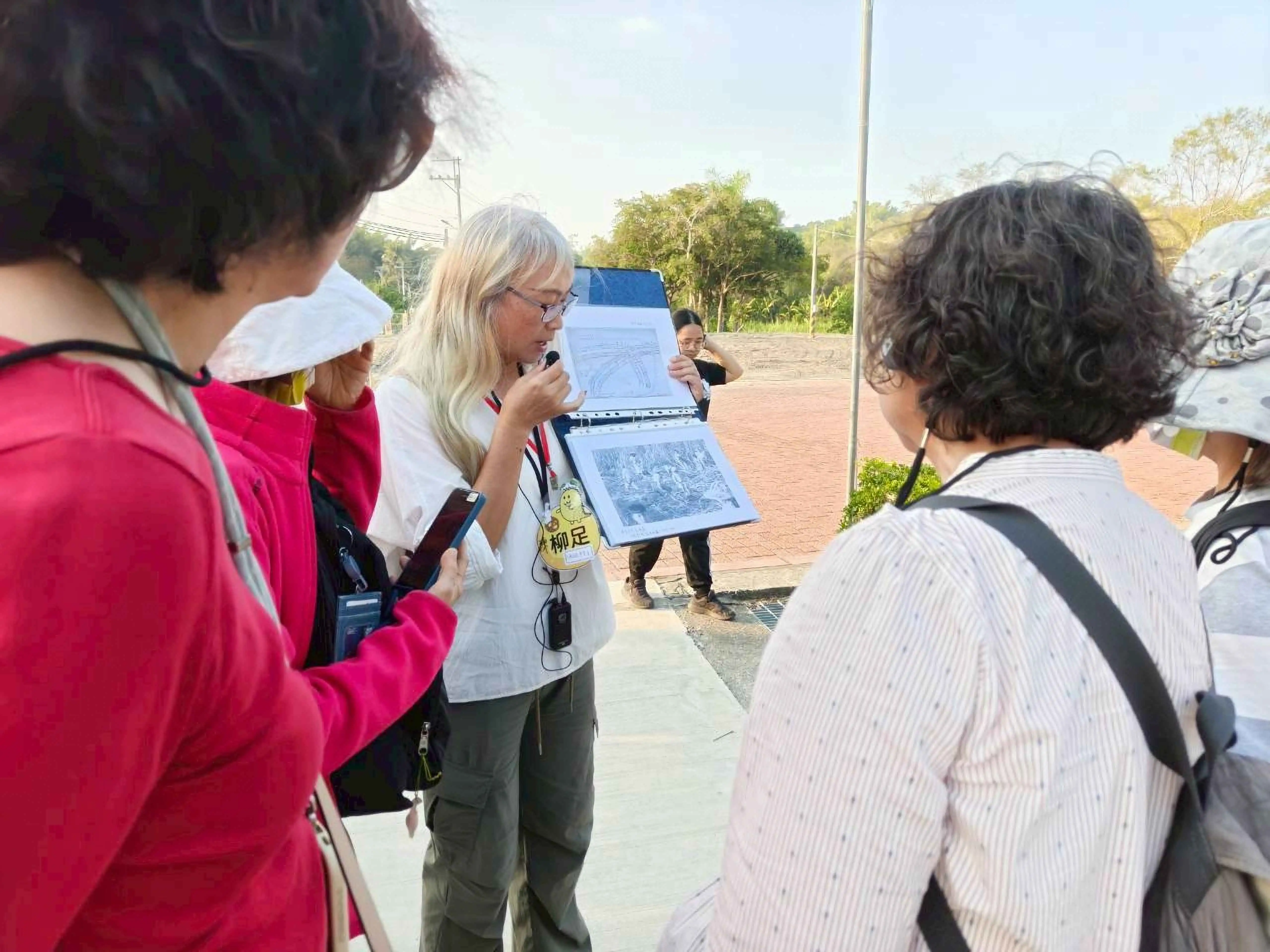 臺南市政府社會局推出「左鎮女路－蔗甜」導覽，串聯左鎮老街、古厝、市場等景點，以女性故事重新詮釋地方歷史，推動性別平權與地方創生。(圖/臺南市政府社會局提供)