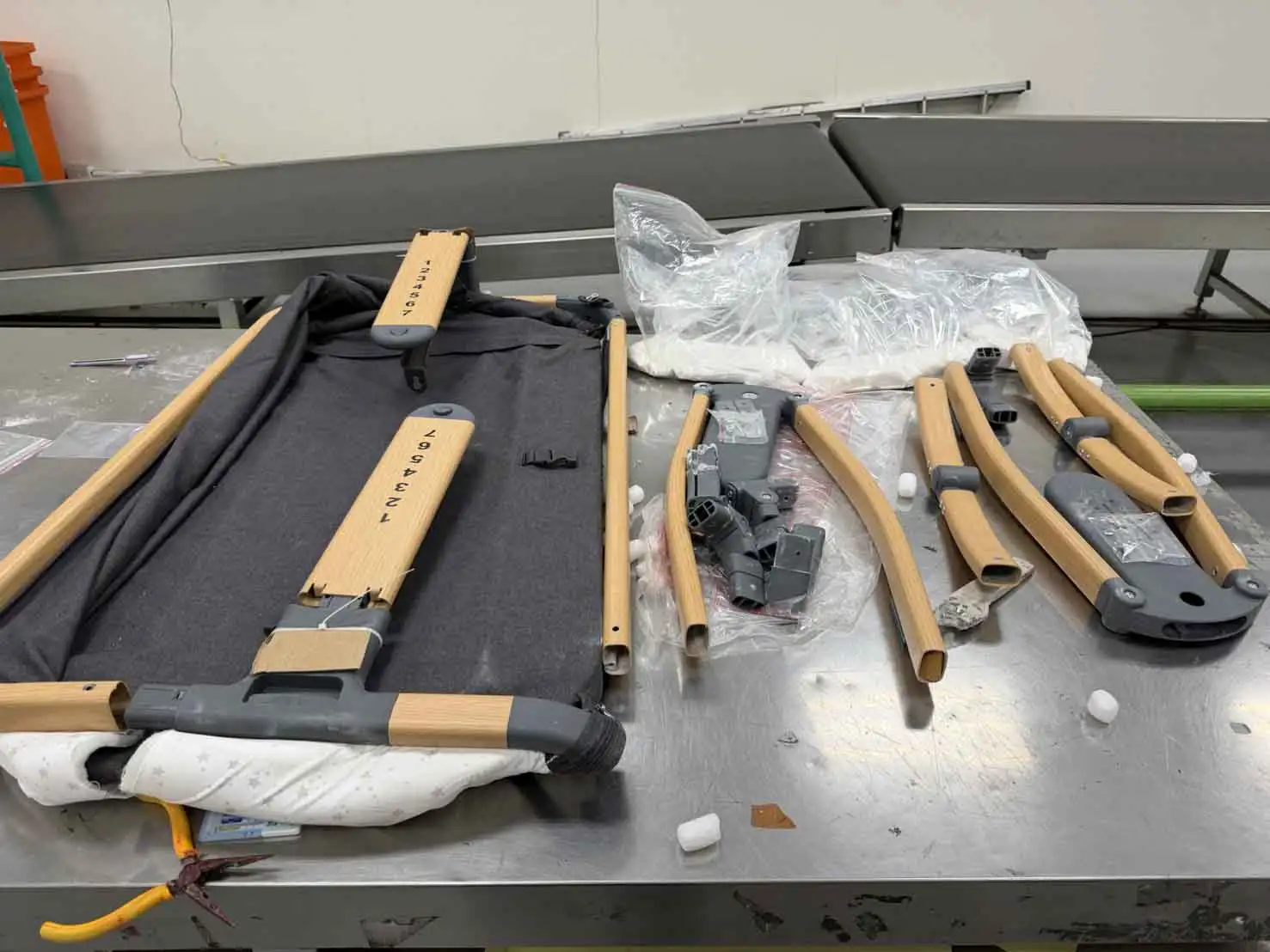 保三總隊第二大隊攔截自德國寄出的嬰兒車包裹，查獲藏匿於車體零件內的愷他命1,640公克，循線逮捕失聯移工夫妻及共犯，成功瓦解跨國運毒網絡。(圖/保三總隊提供)