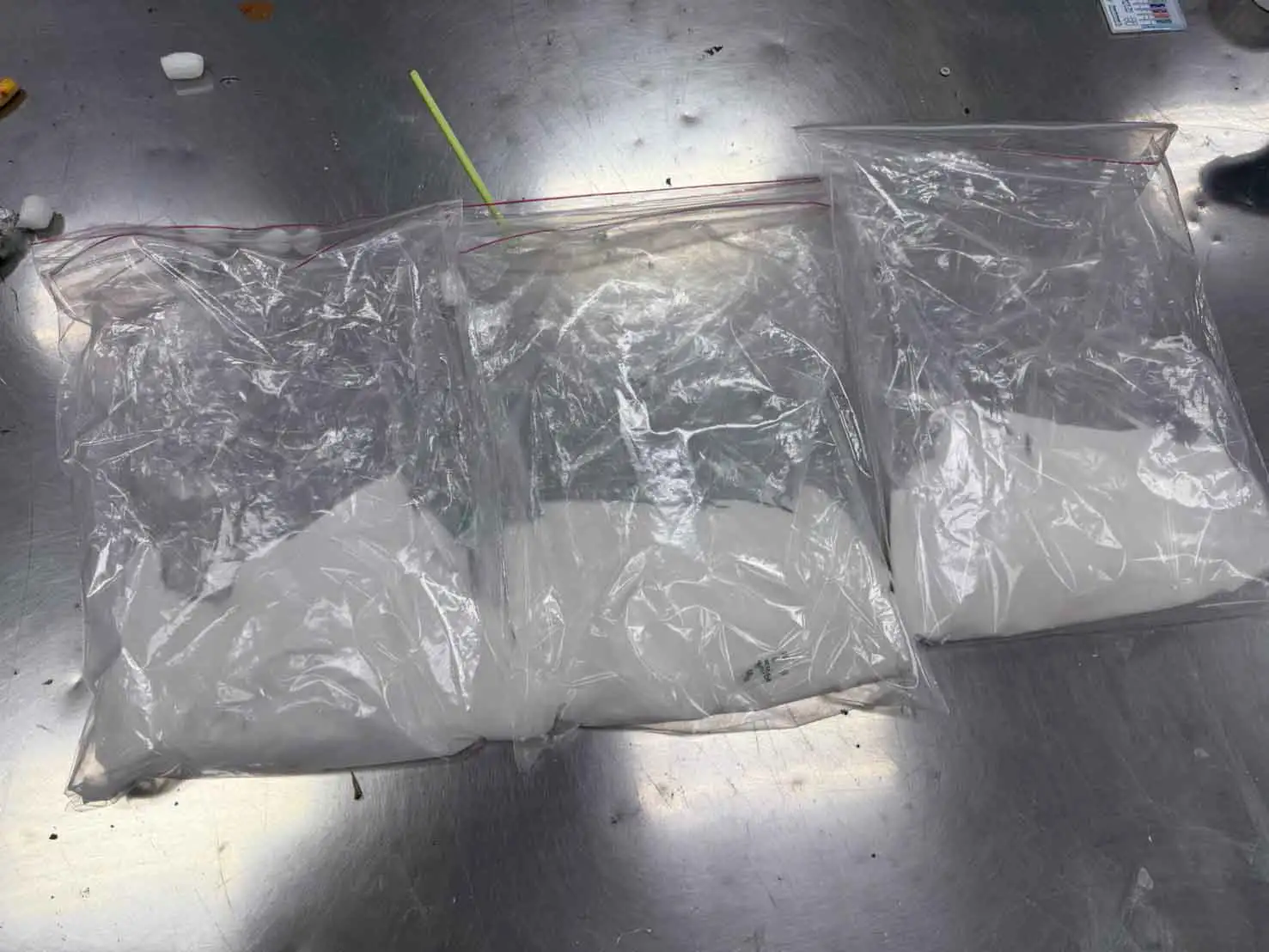 保三總隊第二大隊攔截自德國寄出的嬰兒車包裹，查獲藏匿於車體零件內的愷他命1,640公克，循線逮捕失聯移工夫妻及共犯，成功瓦解跨國運毒網絡。(圖/保三總隊提供)