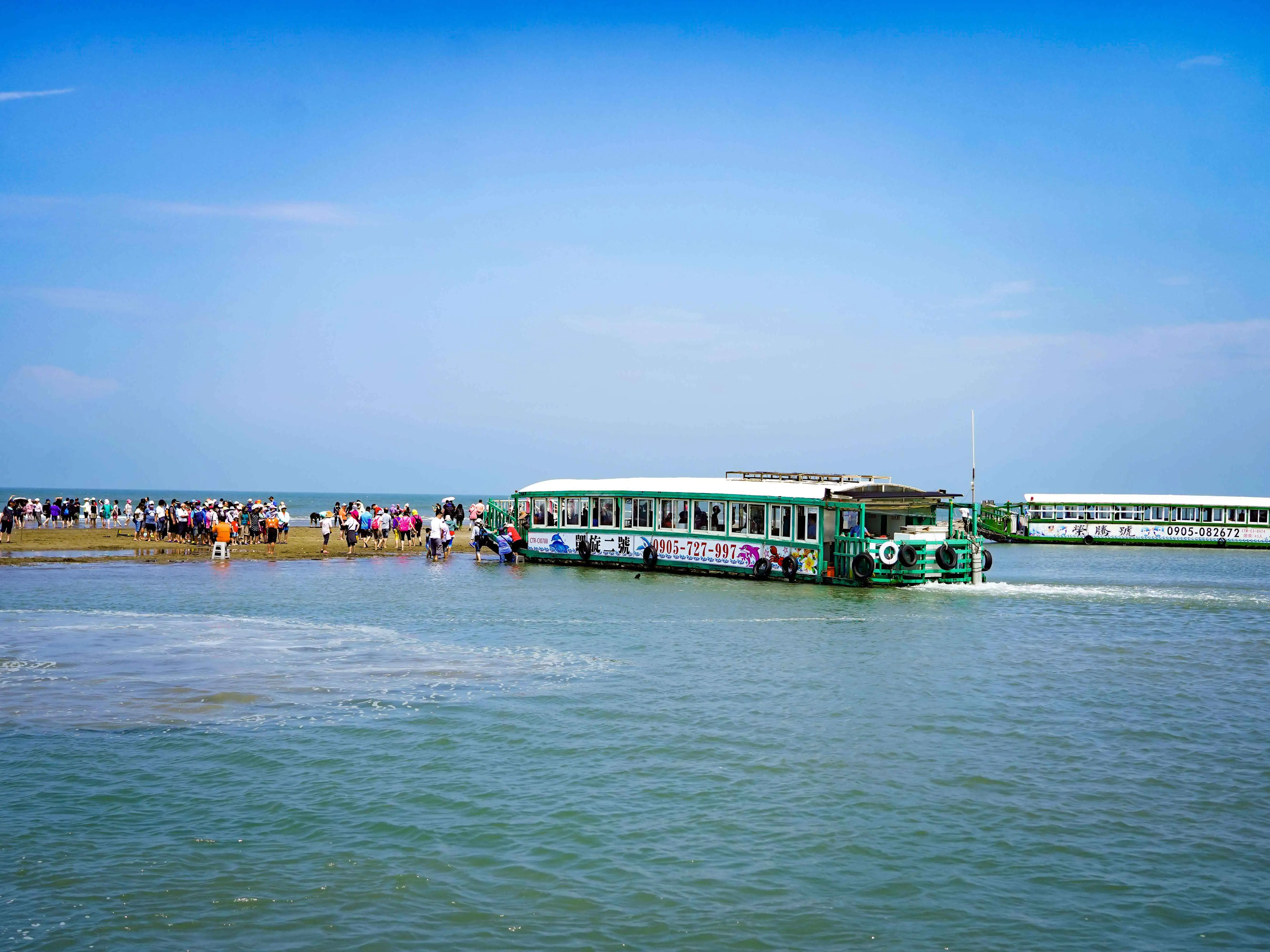 暑假旅遊旺季到來，嘉義縣文化觀光局推薦海線慢旅行，串聯藝文、美食、漁港風光及夕陽景致，邀請民眾放慢腳步感受嘉義海線魅力。(圖/嘉義縣文化觀光局提供)
