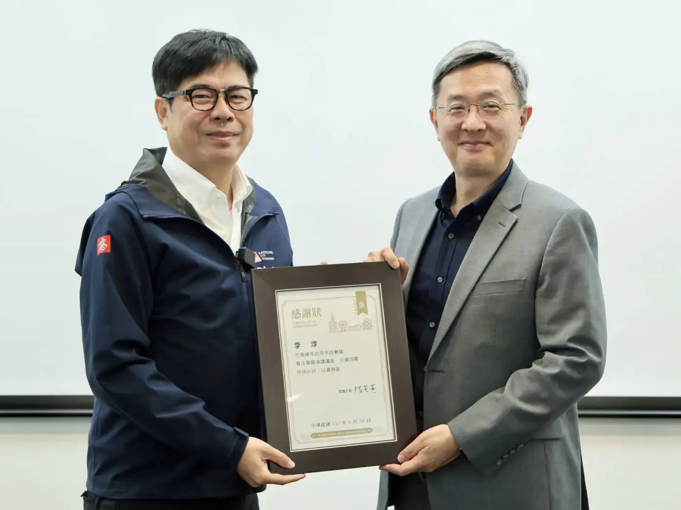 高雄市長陳其邁30日主持市政會議，針對豪雨災後補助、登革熱防疫部署及暑期觀光整備工作進行重要裁示。（圖/高雄市政府提供）