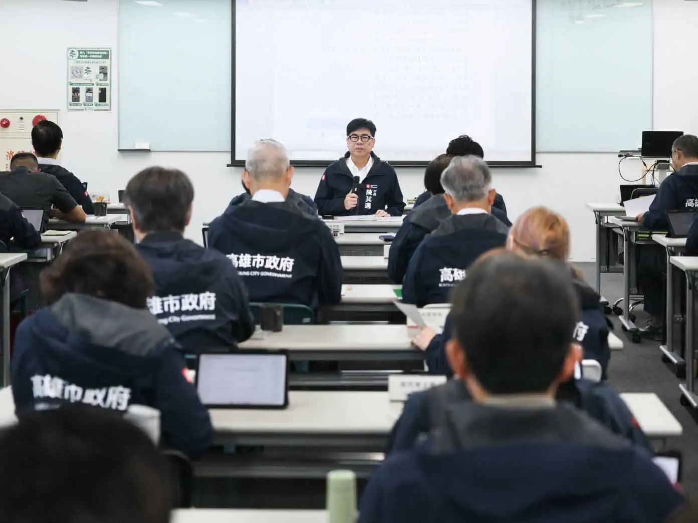 高雄市長陳其邁30日主持市政會議，針對豪雨災後補助、登革熱防疫部署及暑期觀光整備工作進行重要裁示。（圖/高雄市政府提供）