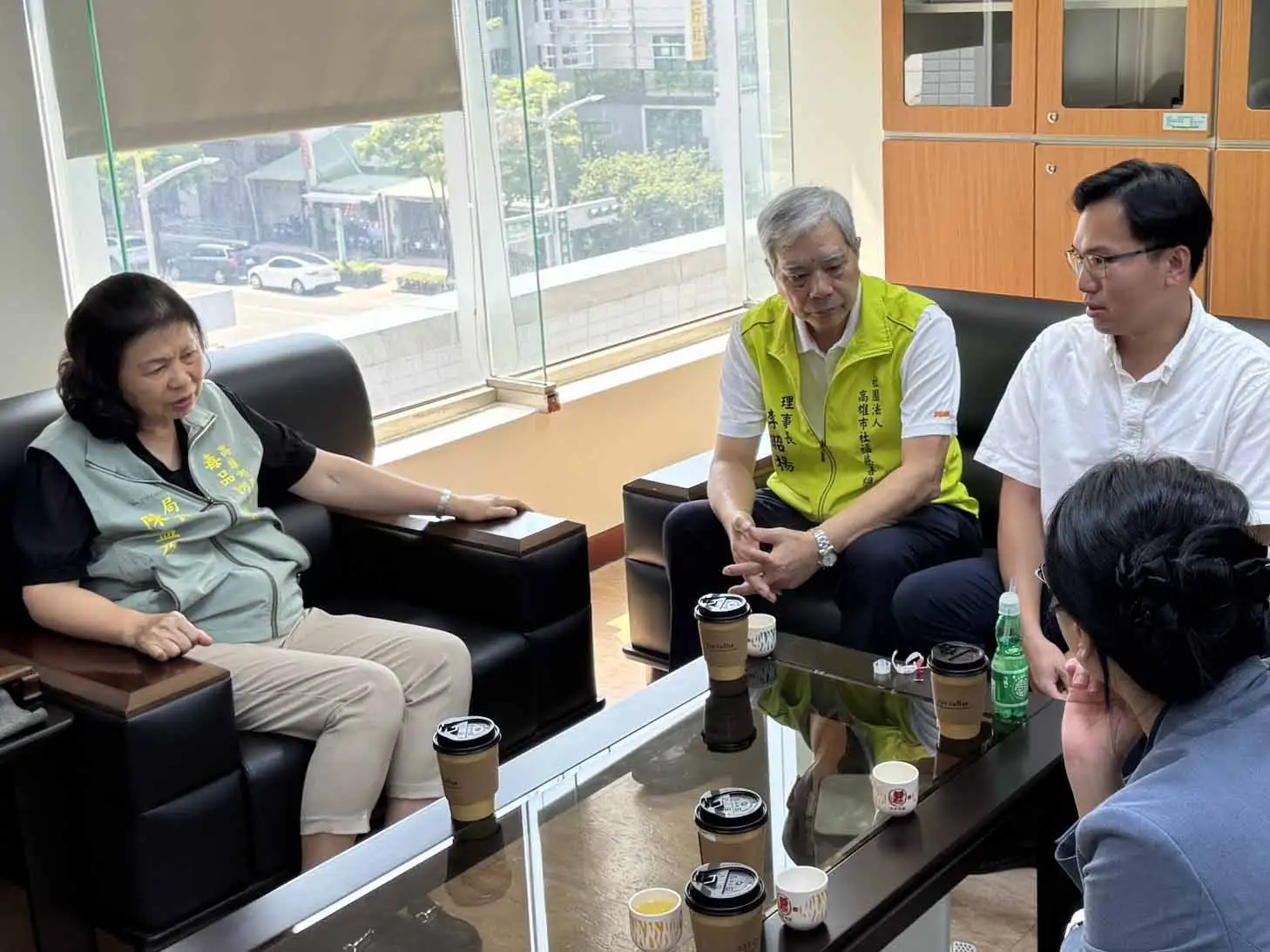 高雄市議員林智鴻（右）、高雄市社福慈善總會理事長李昭揚（中）及高雄市毒品防制局長陳盈秀（左）共同響應反毒行動，慰勞毒防局第一線人員。（圖/林智鴻提供）