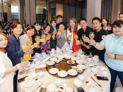 高雄市政府觀光局25日在馬來西亞吉隆坡賓樂雅臻選酒店舉辦國際觀光推介會，以「Kaohsiung Syok！高雄爽快過癮！」為主題，吸引逾100位當地旅遊業者、媒體及貴賓參與。（圖/高雄市政府觀光局提供）