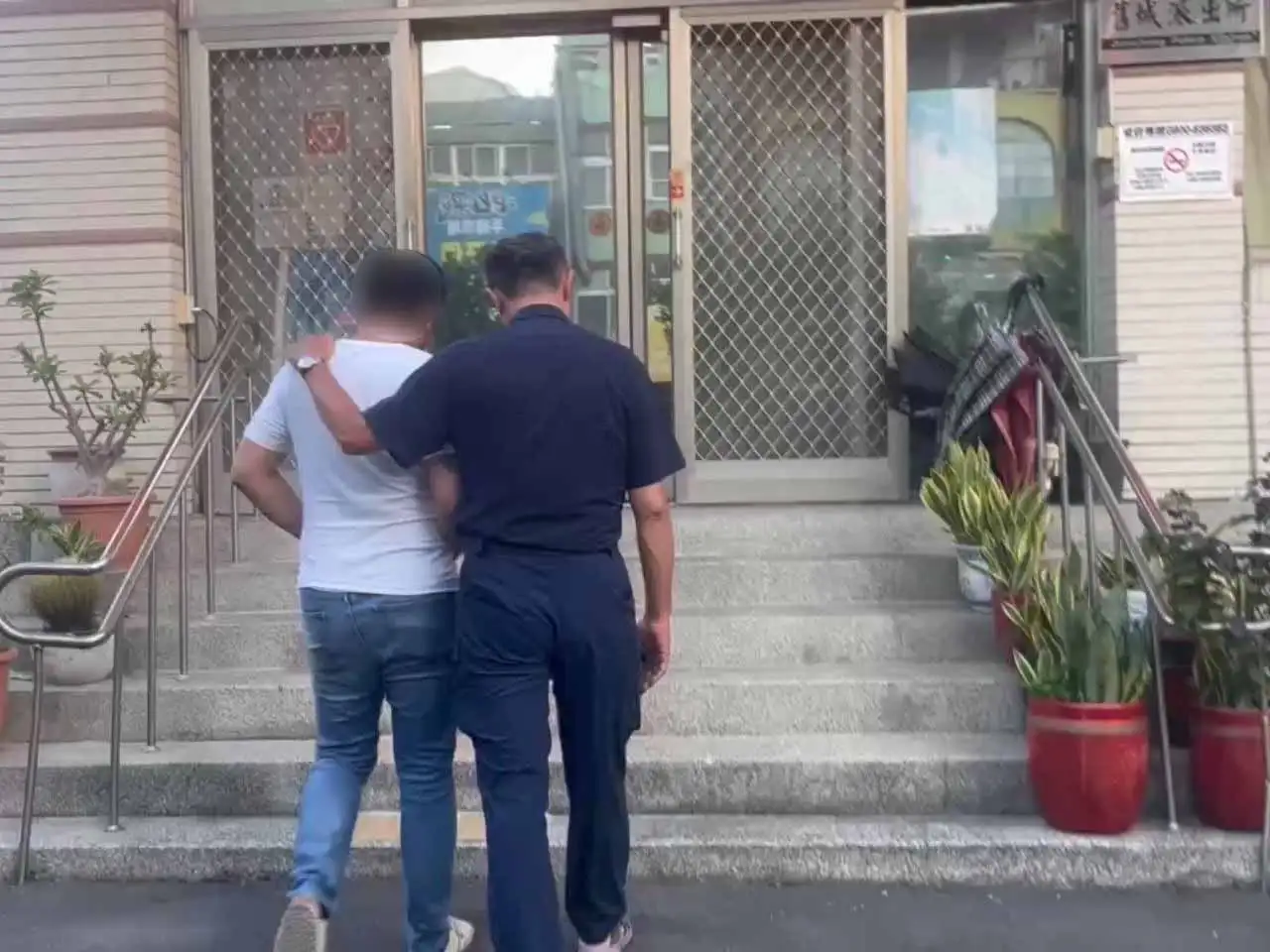 高雄左營區發生疑似20萬元債務糾紛引發衝突，楊姓男子離開現場時跌倒受傷送醫，警方已帶回涉案男子調查，將依傷害及恐嚇等方向偵辦。(圖/左營分局提供)