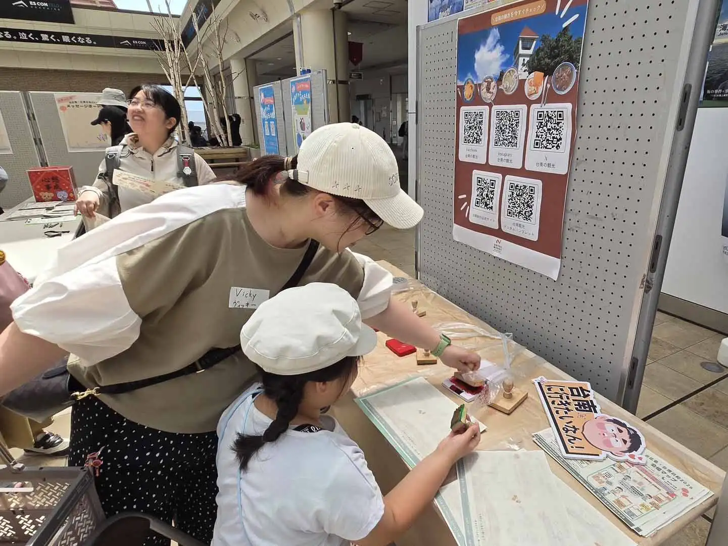 日本民眾體驗臺南紀念章，認識臺南旅遊資訊。(圖/臺南市政府觀光旅遊局提供)
