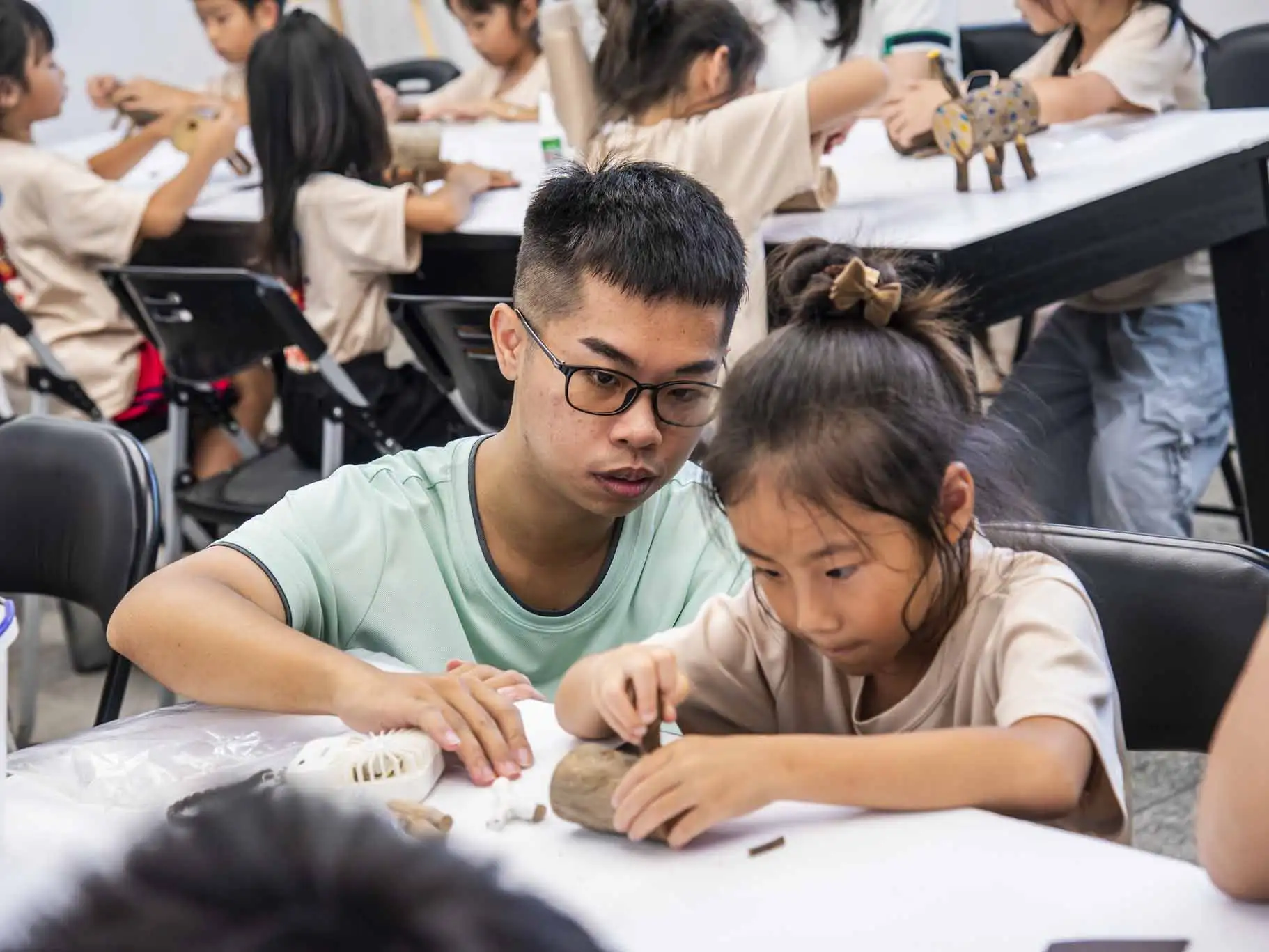 嘉南藥理大學USR計畫攜手樹德科技大學，帶領南興國小學生利用漂流木與枯枝創作環保小羊，透過手作課程落實環境教育與資源循環利用，培養學童永續觀念。(圖/嘉南藥理大學提供)