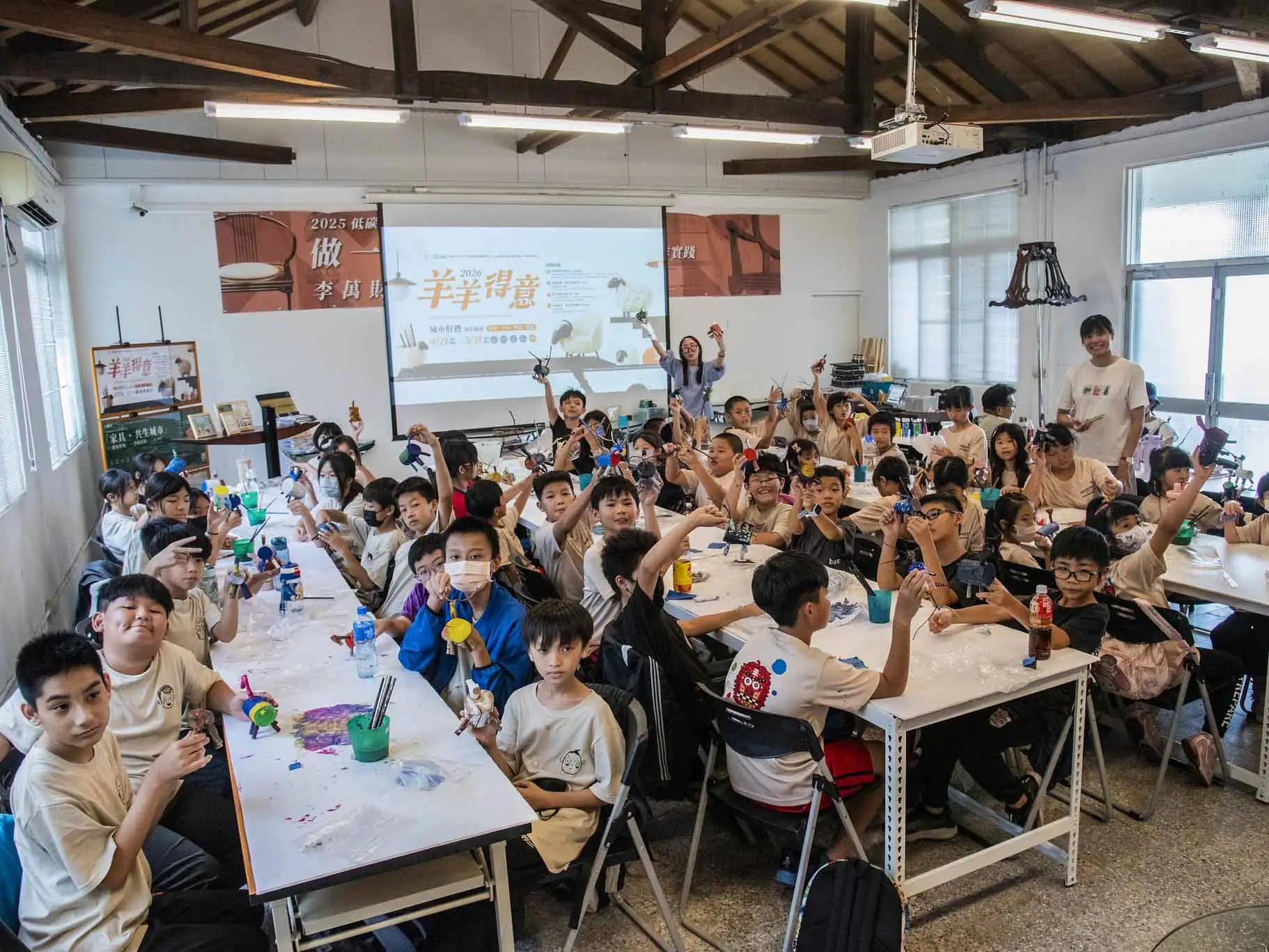 嘉南藥理大學USR計畫攜手樹德科技大學，帶領南興國小學生利用漂流木與枯枝創作環保小羊，透過手作課程落實環境教育與資源循環利用，培養學童永續觀念。(圖/嘉南藥理大學提供)