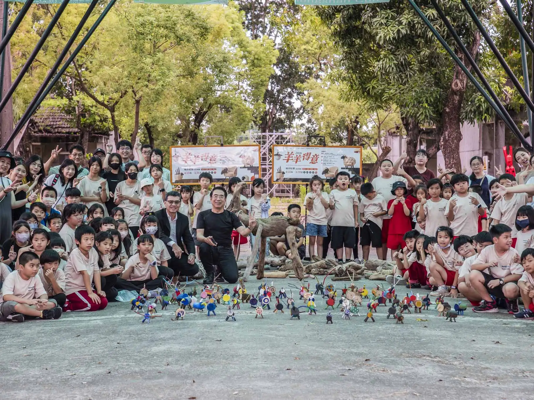 嘉南藥理大學USR計畫攜手樹德科技大學，帶領南興國小學生利用漂流木與枯枝創作環保小羊，透過手作課程落實環境教育與資源循環利用，培養學童永續觀念。(圖/嘉南藥理大學提供)