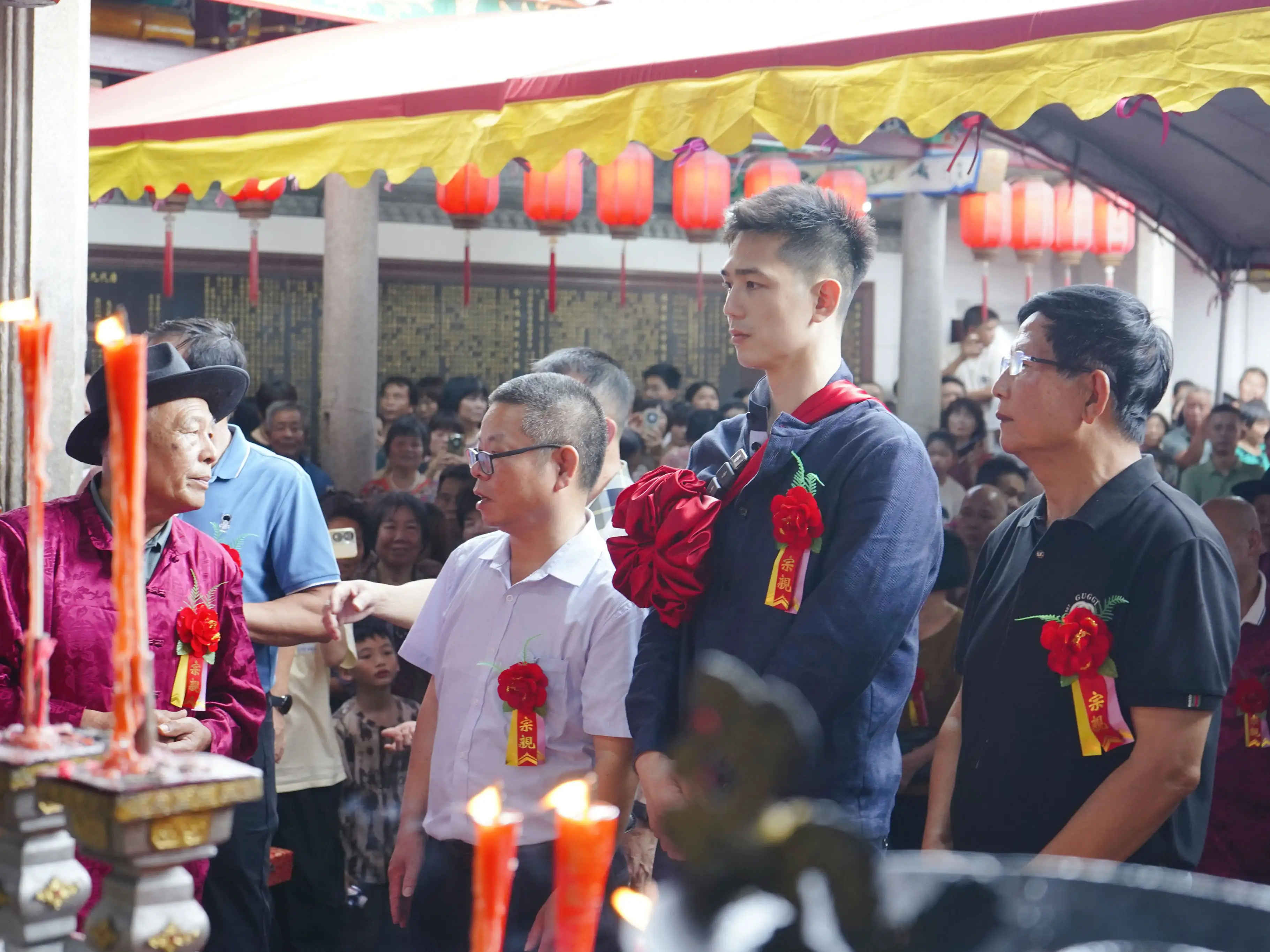 利晴天（右二）返抵廣東汕頭市澄海區祖籍地，在林氏宗親陪同下依循古禮祭祖、認祖歸宗，現場湧入眾多宗親與鄉親，共同見證跨越兩百多年的尋根圓夢時刻。（記者楊婉攝）