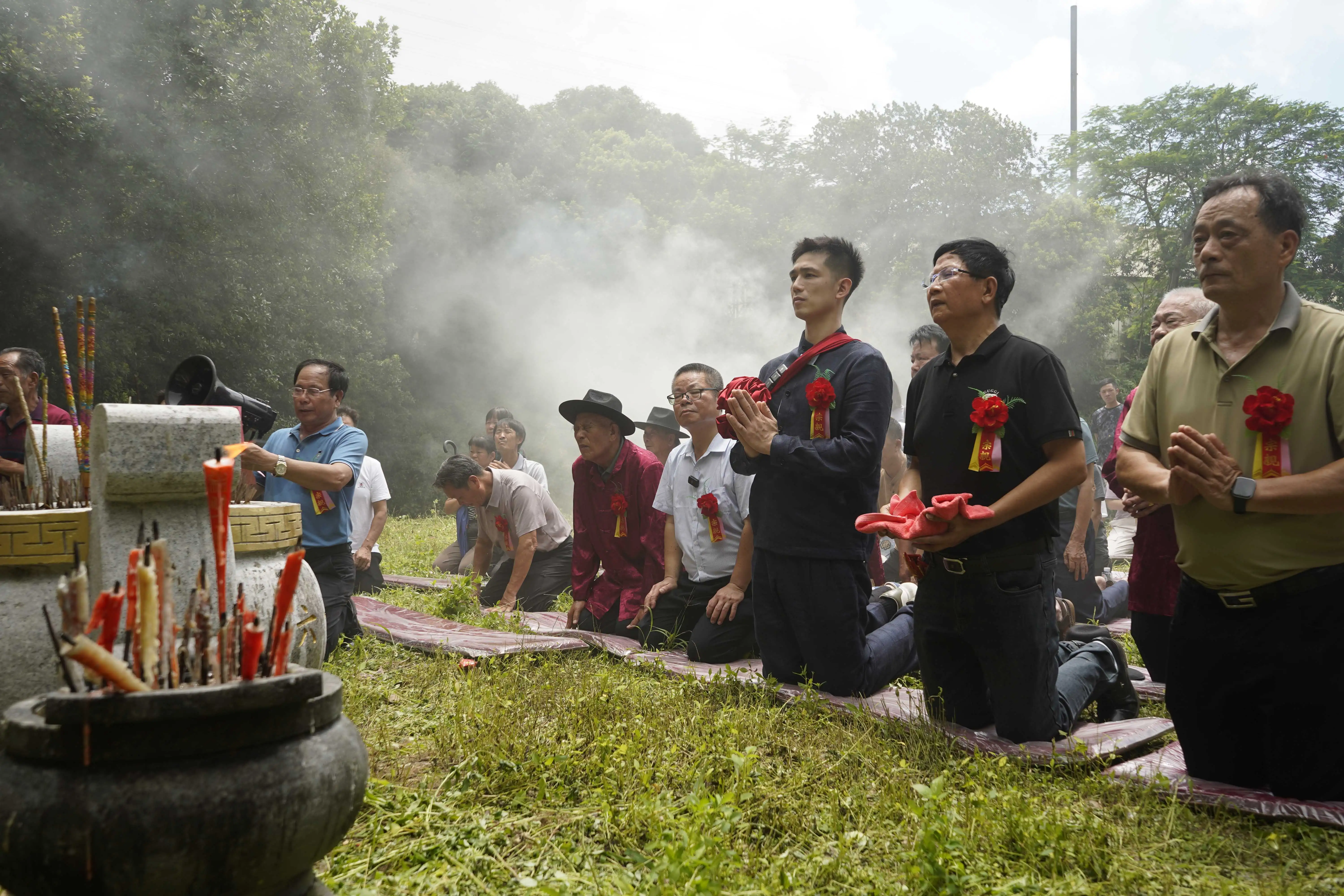 利晴天（前排右三）返抵祖籍地，在林氏宗親陪同下前往祖墓祭拜，依循古禮焚香叩首，慎終追遠，完成返鄉祭祖的重要儀程。（記者楊婉攝）