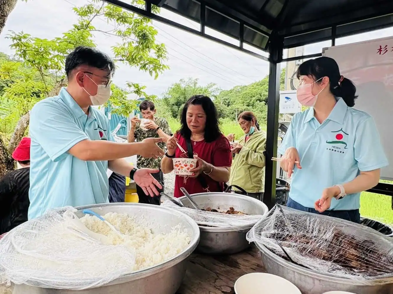 高雄市合森慈善功德會6月28日前往杉林區發放愛心物資，將滿載關懷送到偏鄉獨居長者及弱勢家庭手中，以實際行動傳遞溫暖。（圖/合森慈善功德會提供）