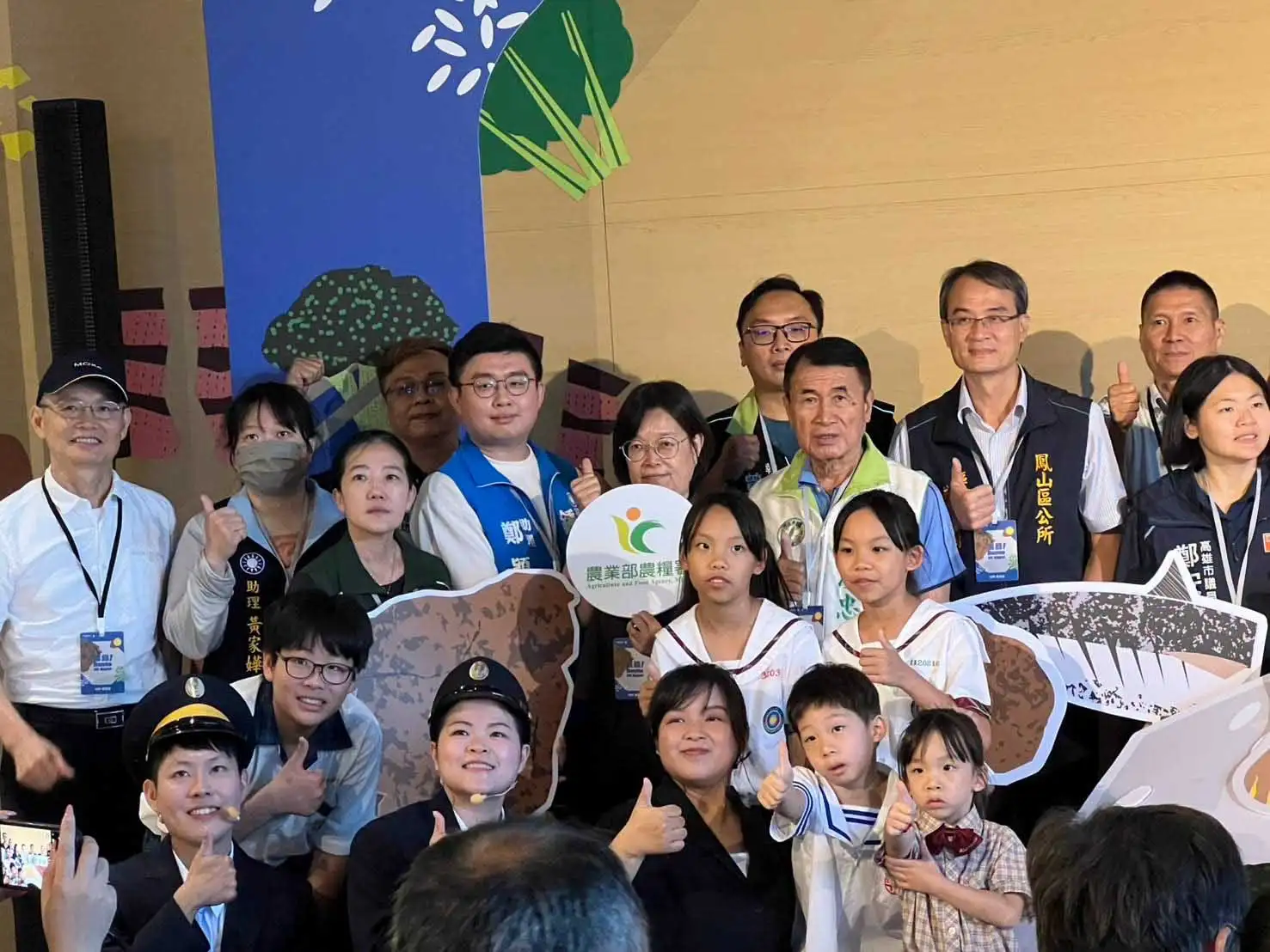 全台首間台鐵便當體驗店進駐鳳山車站，高雄市議員張漢忠邀請民眾前往參觀，體驗融合美食、文化與互動展覽的鐵道魅力。（圖/取自張漢忠臉書）