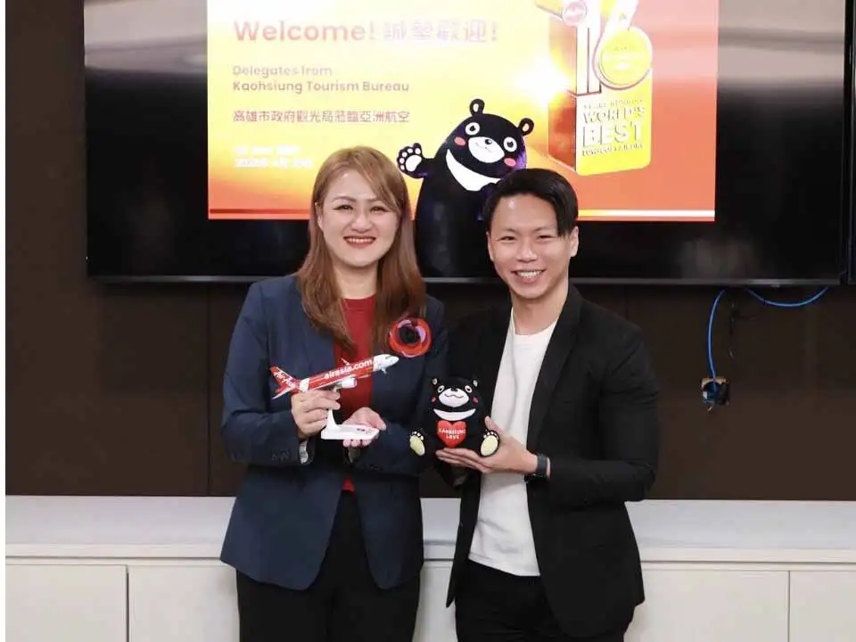 高雄市觀光局長高閔琳與AirAsia亞洲航空首席國際事務官Lim Boon Seong互贈紀念品，深化高雄與馬來西亞航空及觀光合作。（圖/高雄市政府觀光局提供）