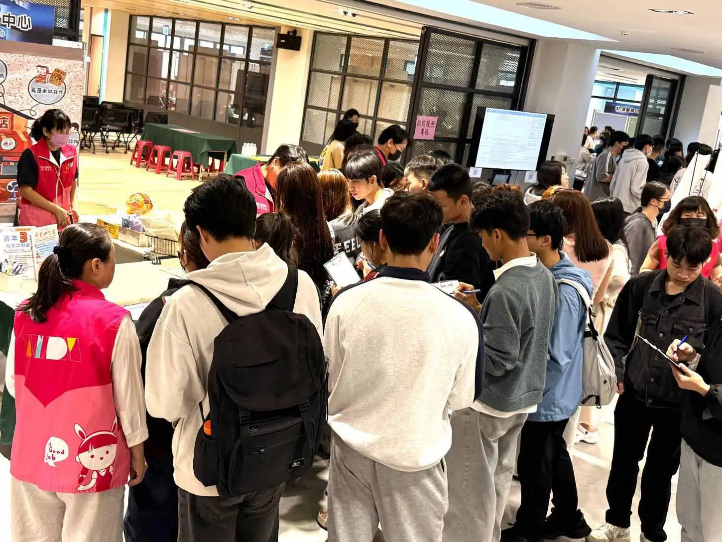 台南7月將舉辦3場聯合徵才活動，超過30家企業提供700多個職缺，涵蓋零售、餐飲、製造、教育及AI產業，最高月薪6萬元，歡迎畢業生及轉職民眾把握就業機會。(圖/台南就業中心提供)