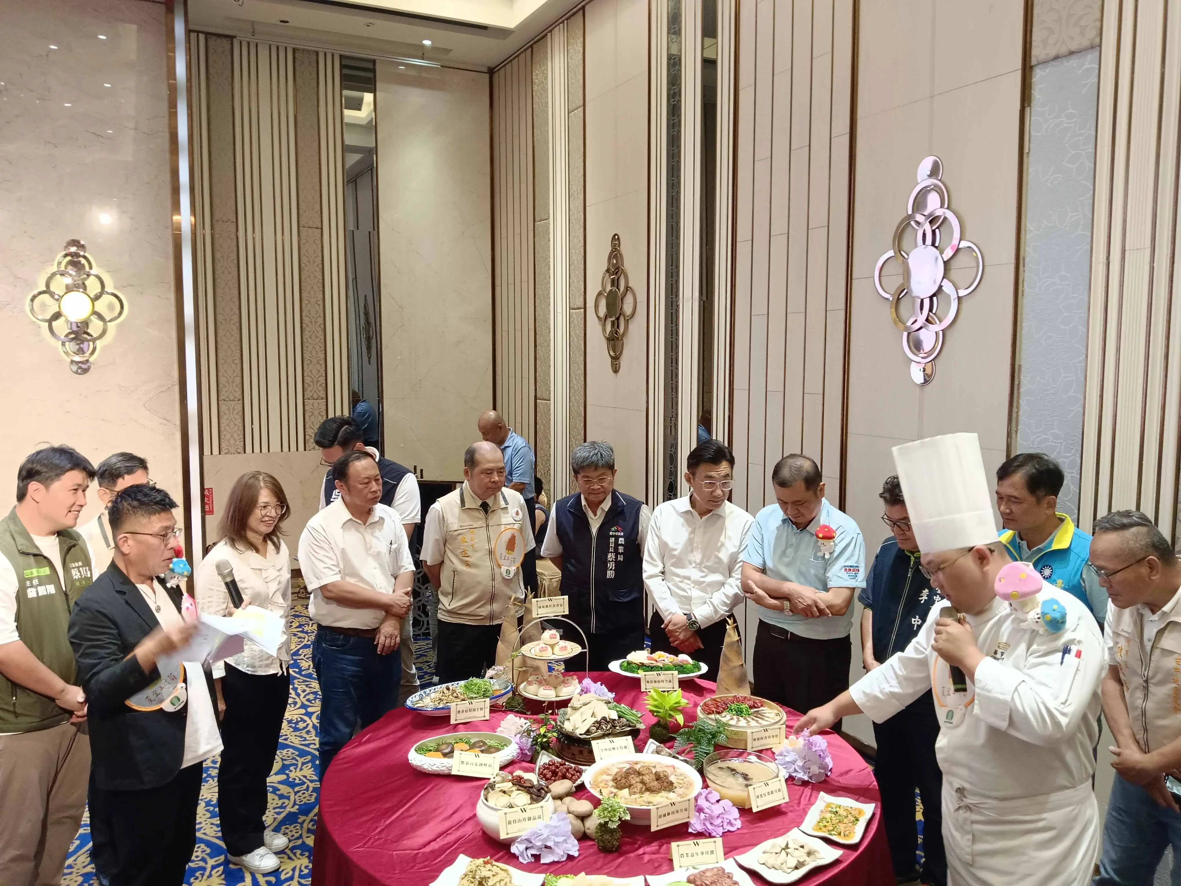 台中市8月2日將舉辦「菇筍豚香·花開盛宴」千人宴，結合新社香菇、北屯黃金玉冷筍、大安國產豬肉及台中花卉，推廣在地農特產品與食農教育。(圖/台中市政府農業局提供)