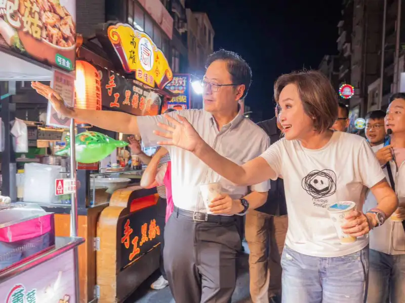 柯志恩攜張善政逛六合夜市　以農產交流力挺攤商與台灣農民