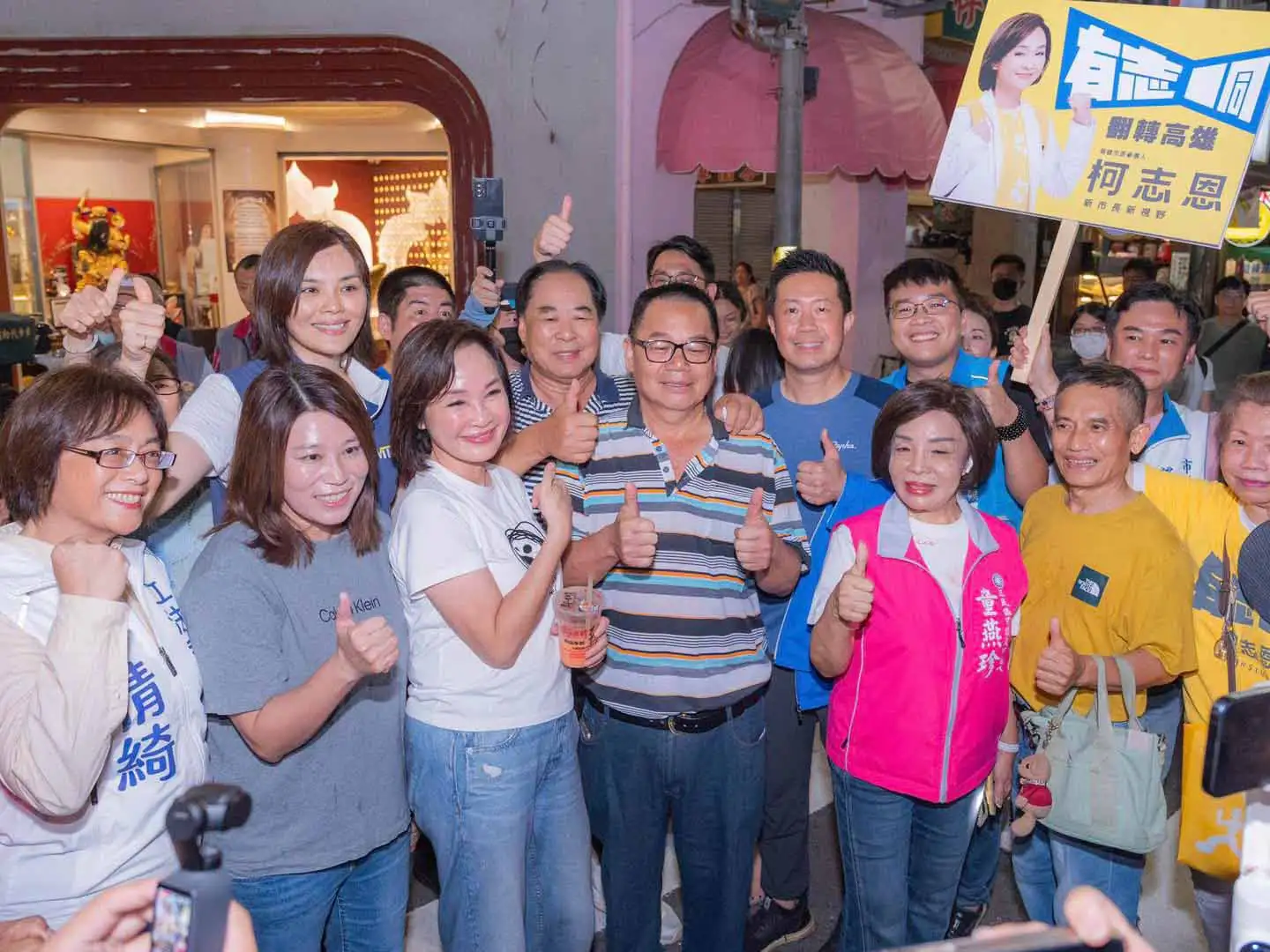 國民黨高雄市長參選人柯志恩與桃園市長張善政走訪六合夜市，透過農產交流支持台灣農民，並與攤商、民眾熱情互動，邀請大家走進六合夜市品嚐高雄在地美食。（圖/柯志恩團隊提供）
