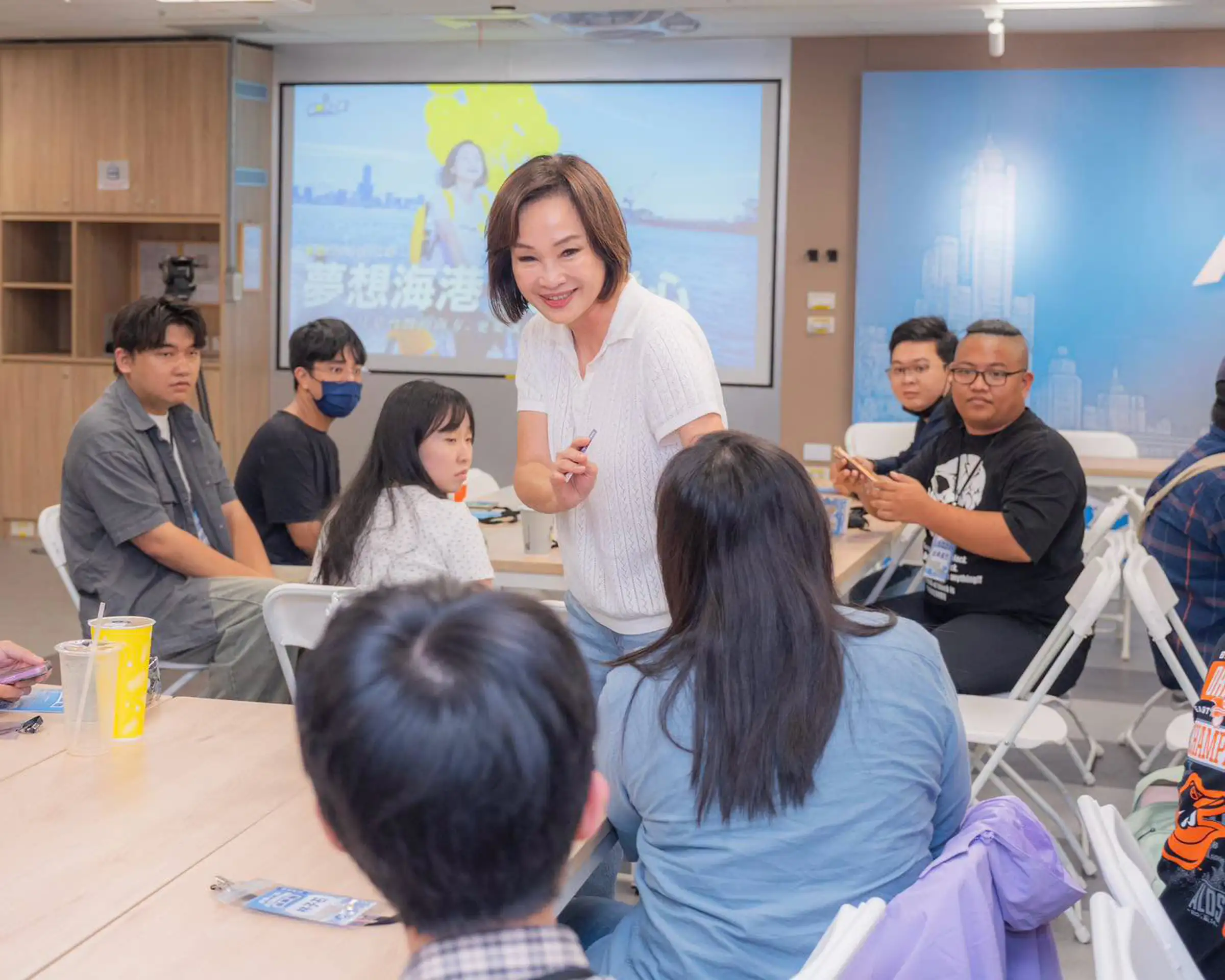 市長參選人柯志恩參與由立委羅智強創辦的民主學校第八屆課程座談，她說，看到這麼多年輕朋友關心公共事務、勇於參與社會，讓她對台灣的未來充滿期待。（圖/柯志恩團隊提供）