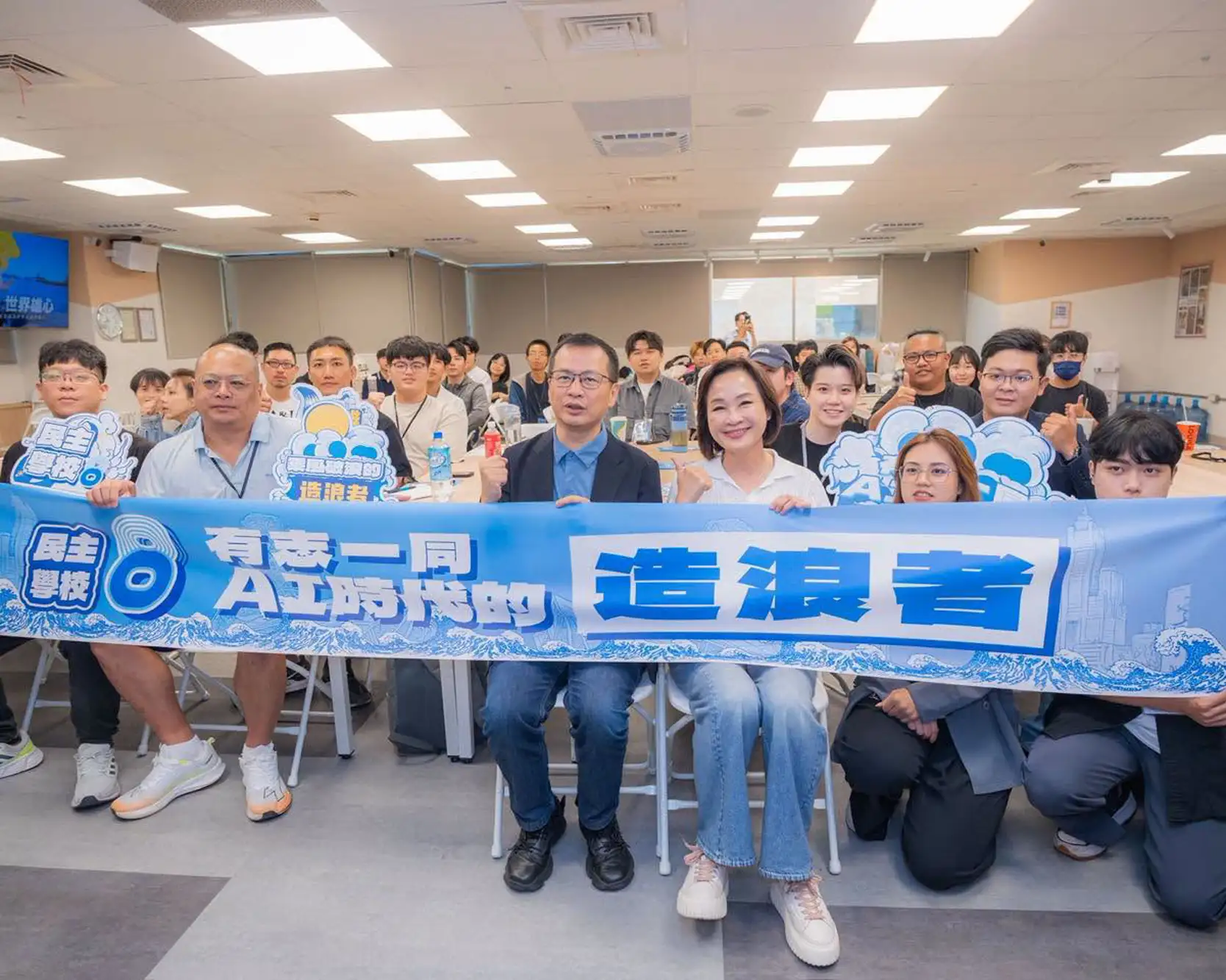 市長參選人柯志恩參與由立委羅智強創辦的民主學校第八屆課程座談，她說，看到這麼多年輕朋友關心公共事務、勇於參與社會，讓她對台灣的未來充滿期待。（圖/柯志恩團隊提供）
