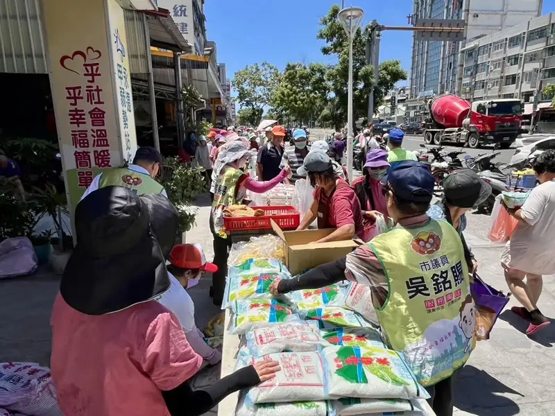 善心白米送暖　吳銘賜攜手愛心人士連11年關懷弱勢