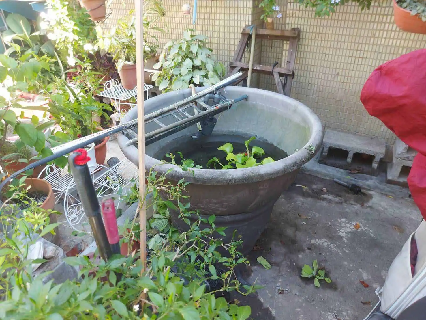 高雄前鎮區發生男子闖住宅樓下叫囂、恐嚇並毀損機車及魚缸案件，警方成立專案小組，4小時內迅速查獲61歲林姓男子，依法送辦。(圖/前鎮警分局提供)