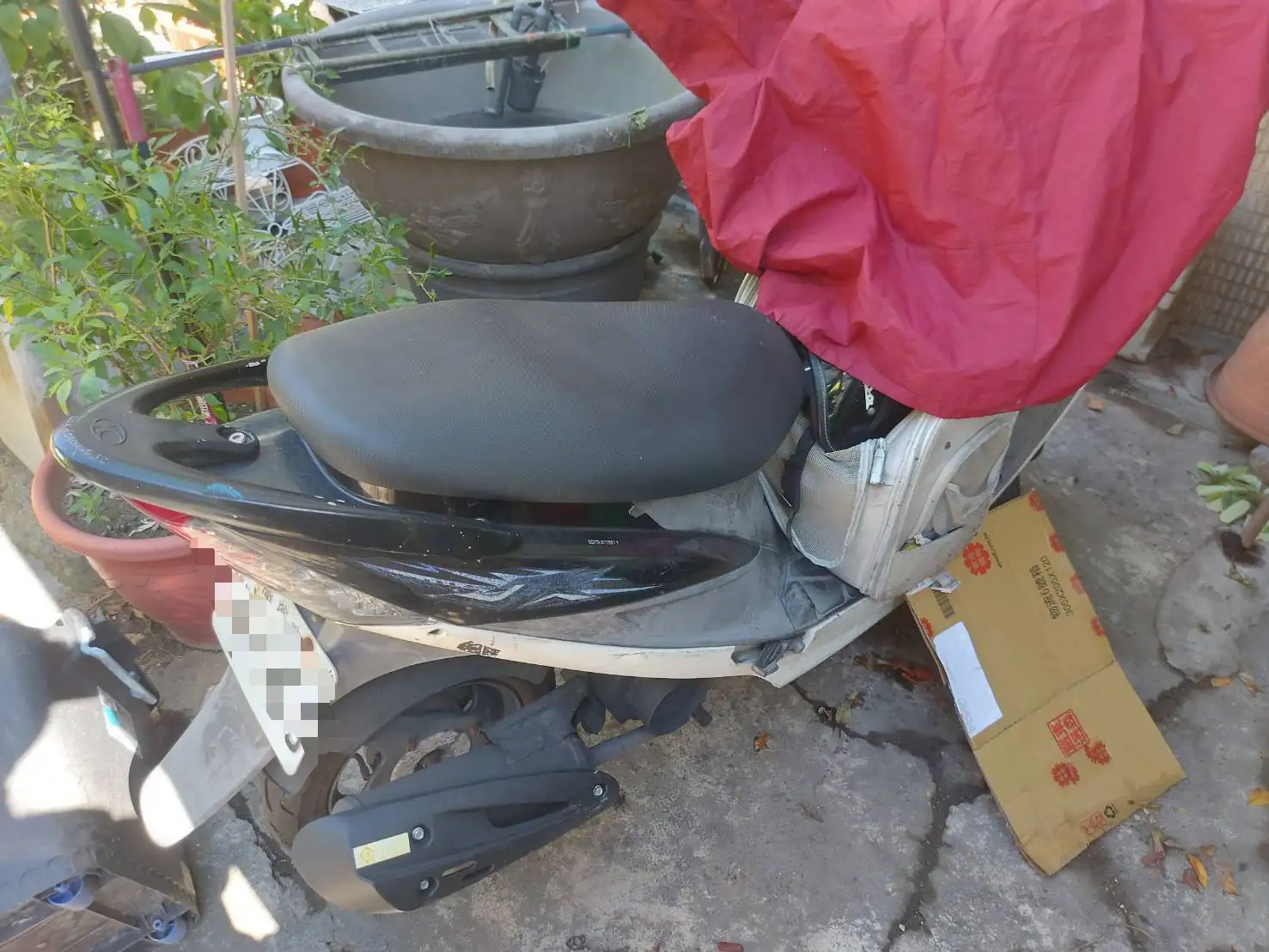 高雄前鎮區發生男子闖住宅樓下叫囂、恐嚇並毀損機車及魚缸案件，警方成立專案小組，4小時內迅速查獲61歲林姓男子，依法送辦。(圖/前鎮警分局提供)